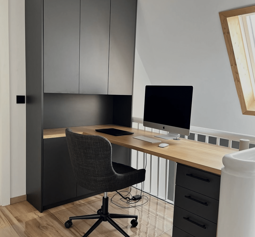 Arbeitsplatz nach Maß mit Schreibtisch und dunklen Hochschränken