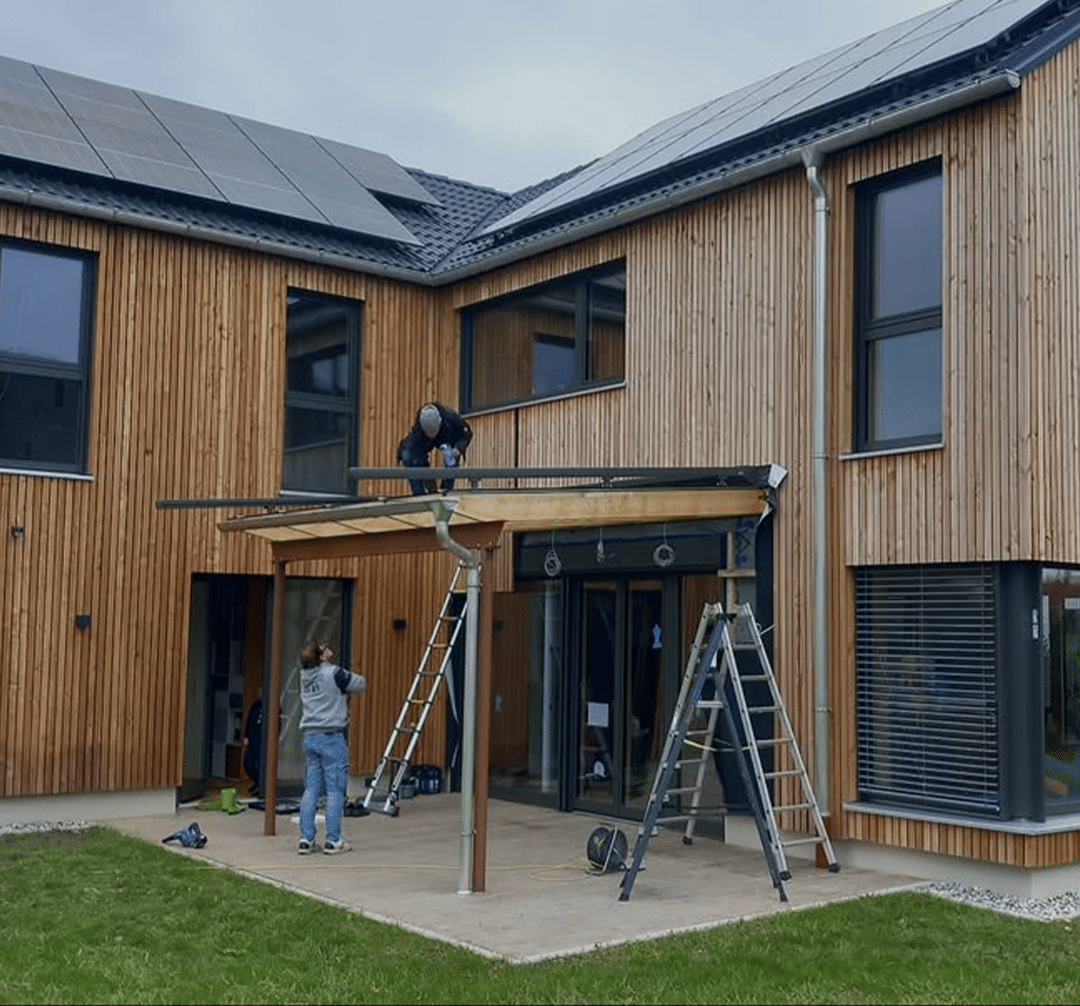 Montage an einem Holzhaus mit Fassade aus Holz