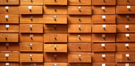 Holzmöbel mit vielen kleinen Schubladen