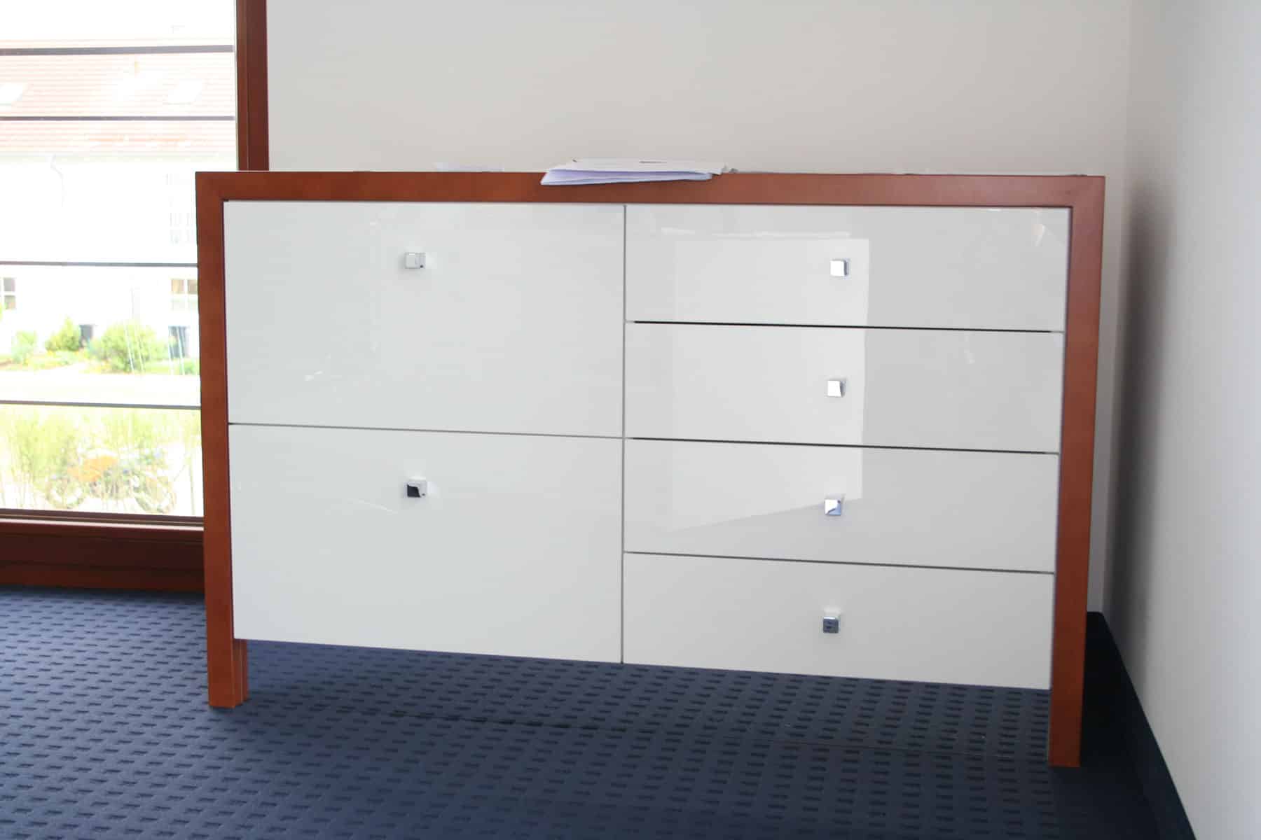 Weißes Büro-Sideboard mit Holzrahmen in einer Objekteinrichtung