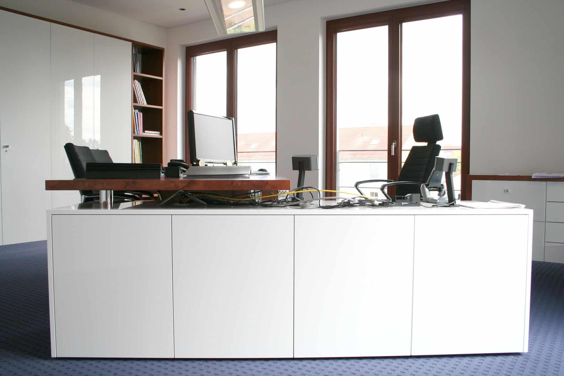 Chefbüro mit weißem Schreibtisch nach Maß