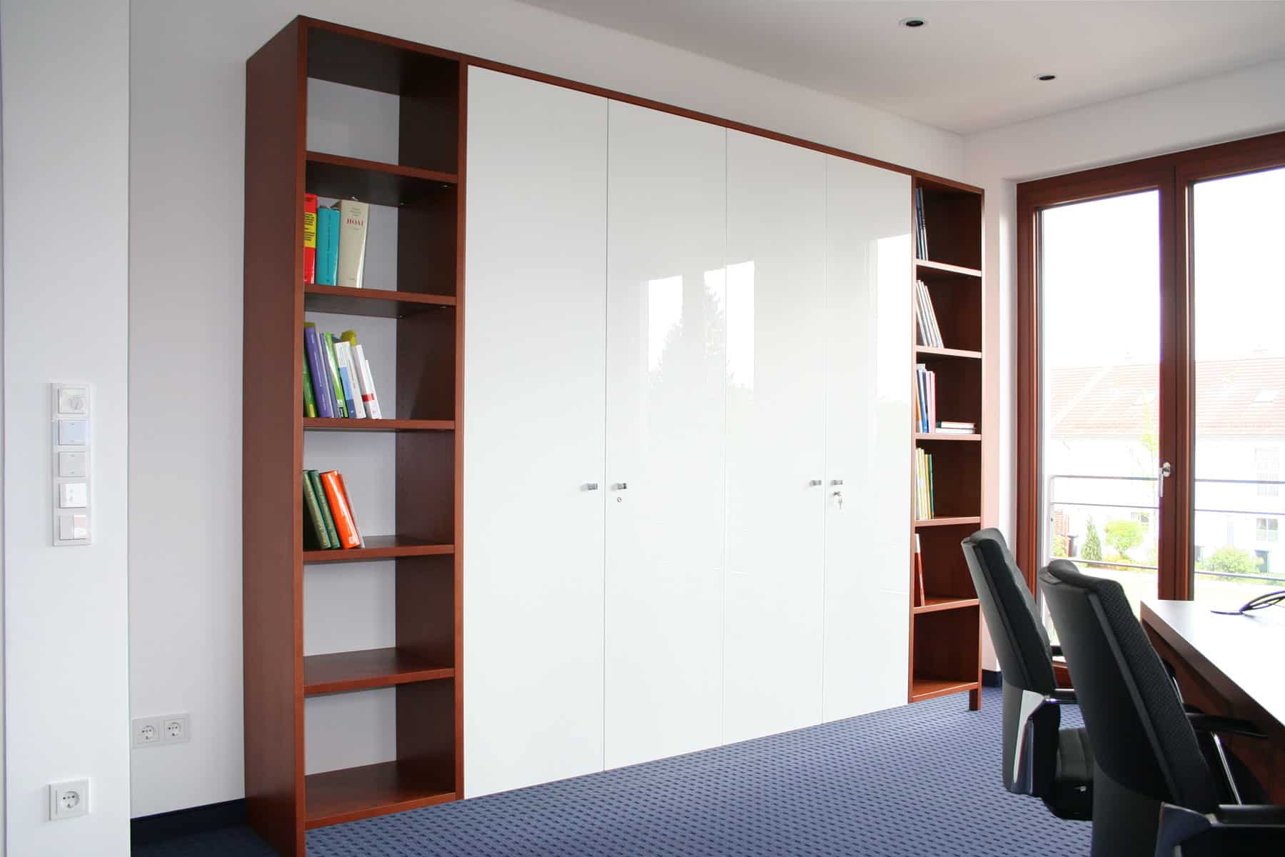 Büroschrankwand in Weiß mit Regalen in Holz