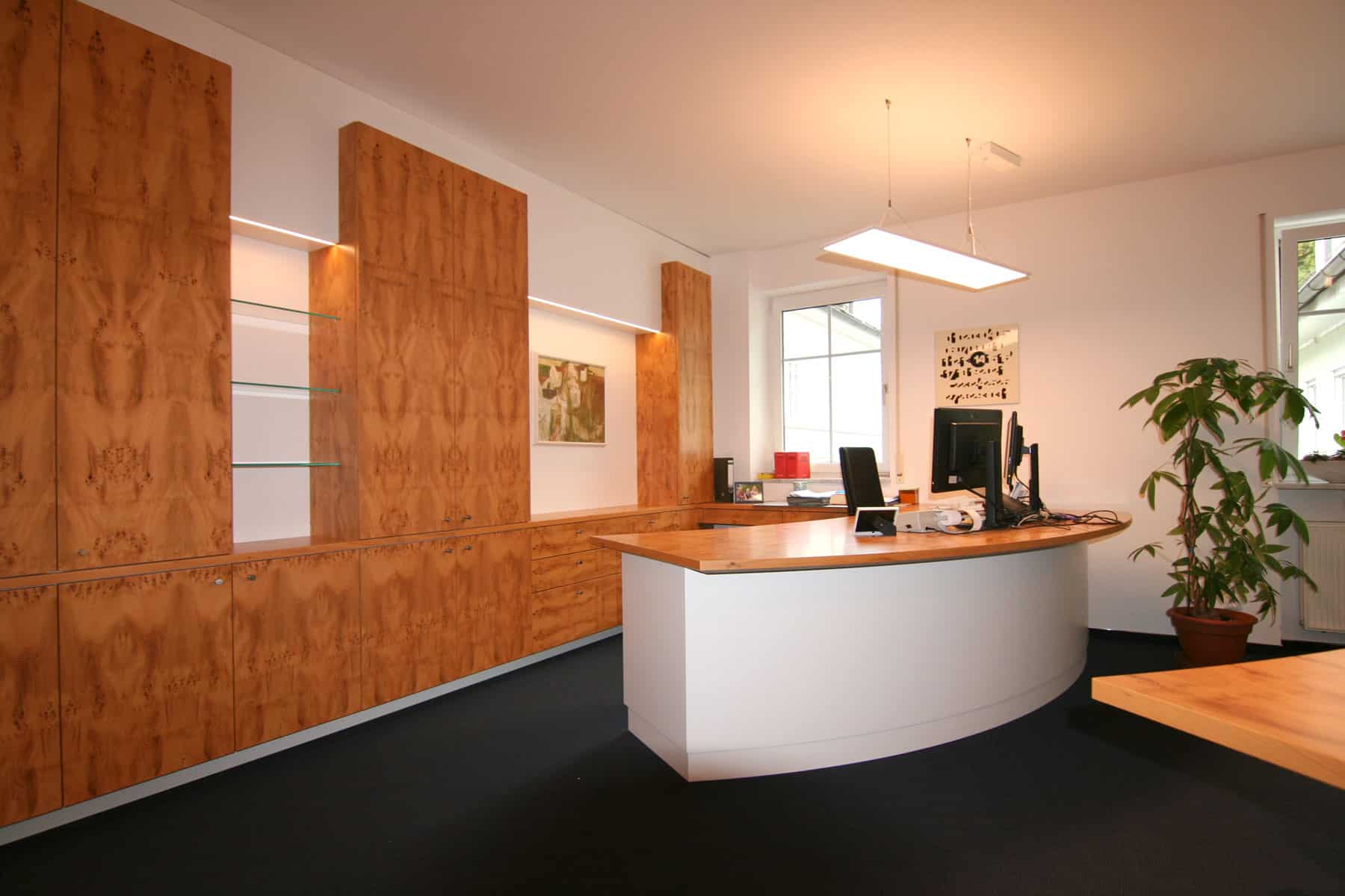 Chefbüro mit Wandverkleidung aus Edelholzfurnier und Empfangstheke