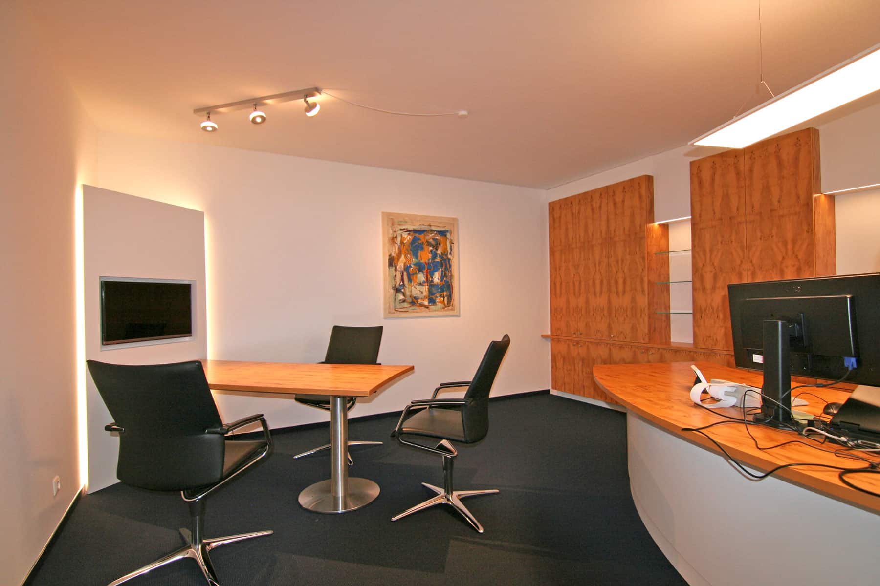 Büro mit Multimediawand und Besprechungstisch aus Echtholz