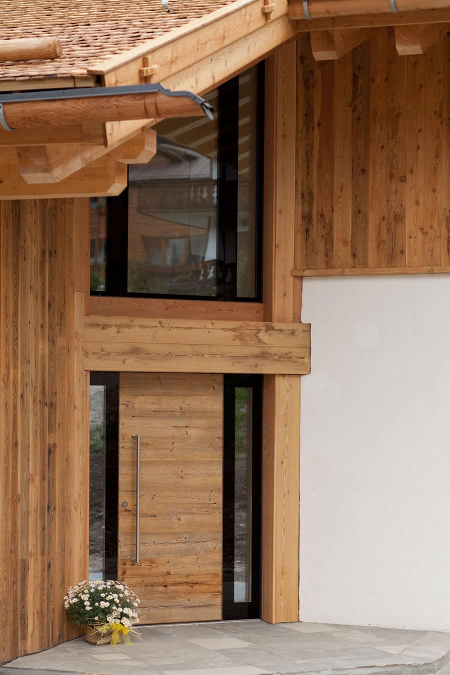 Haustür aus Holz an einem Wohnhaus mit Holzfassade