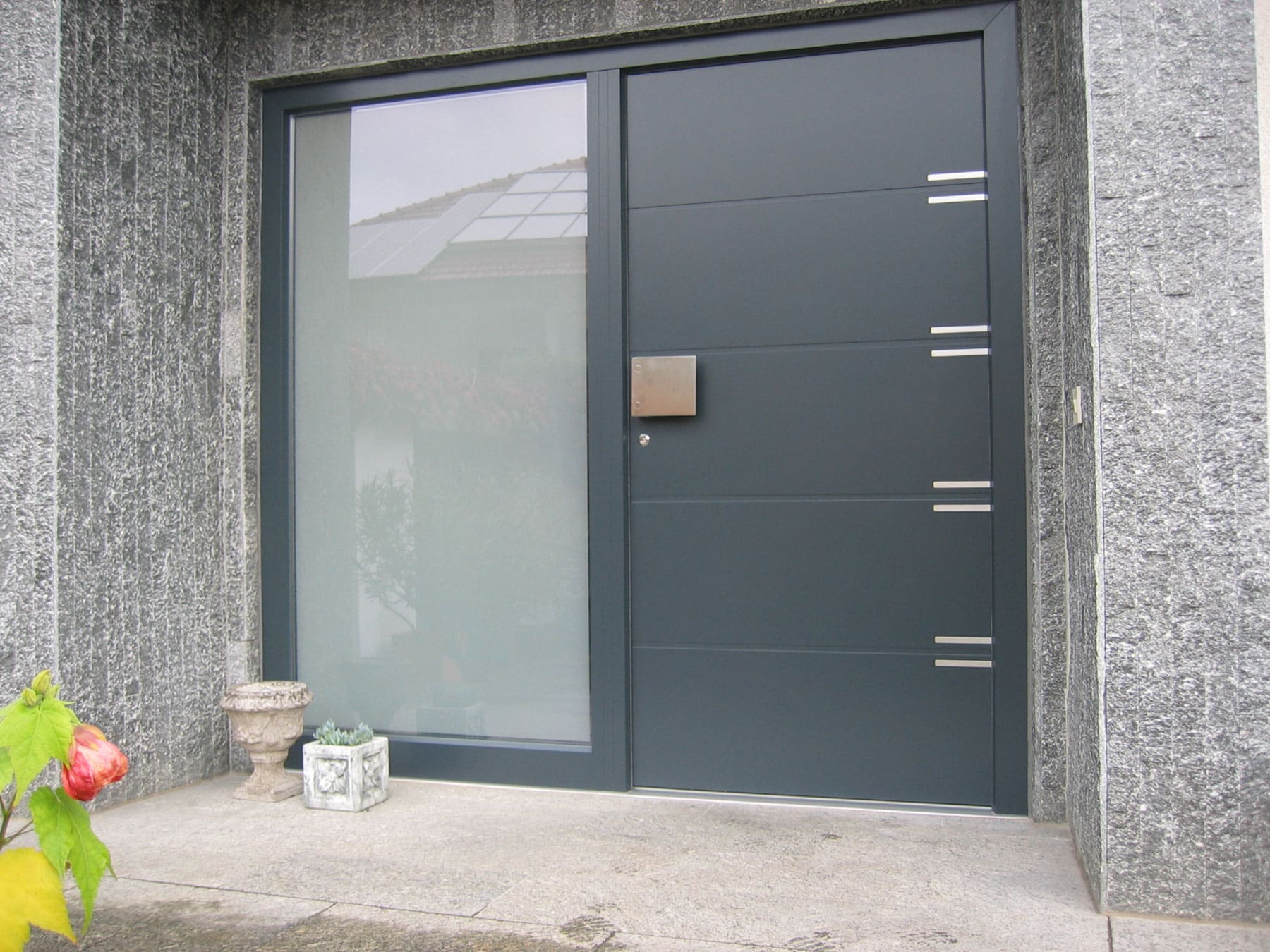 Anthrazitfarbene Haustür aus Holz und Aluminium mit Seitenteil