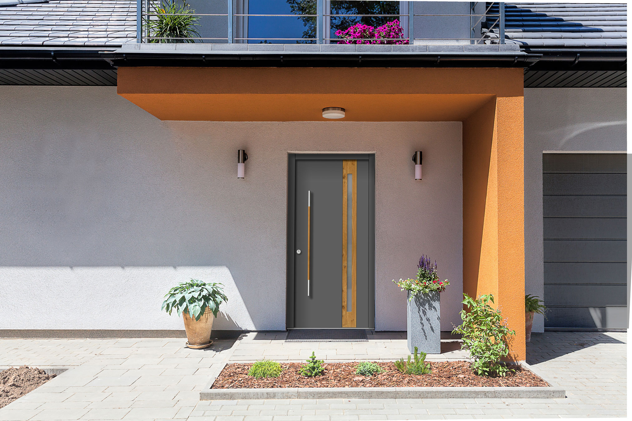 Graue Haustür mit Holzelement unter einem Vordach