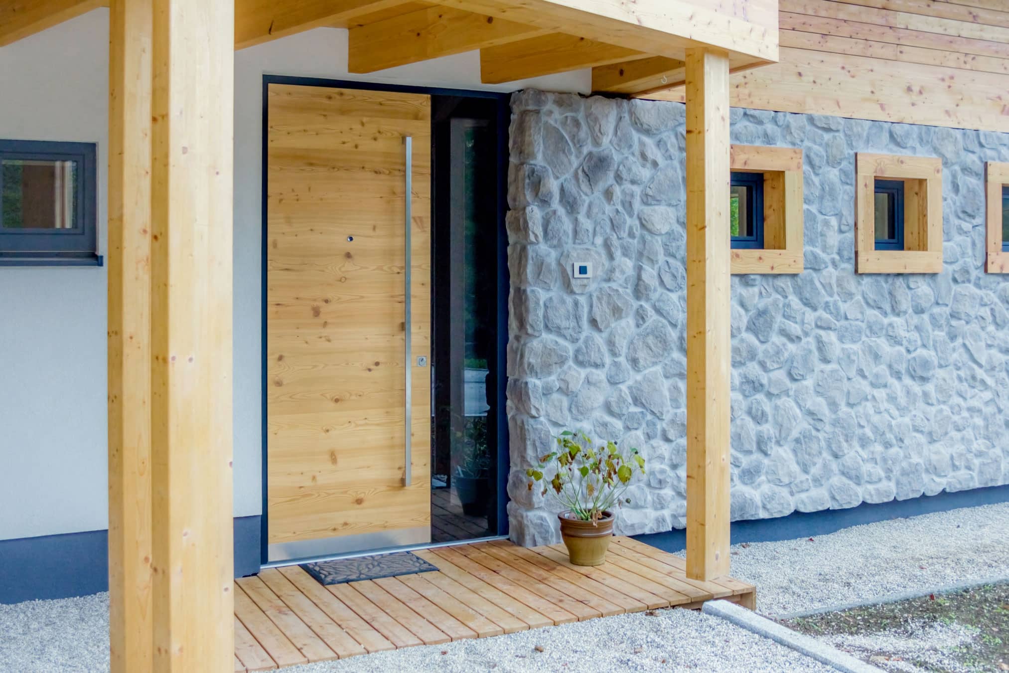 Haustür aus Holz mit Vordach aus Holz