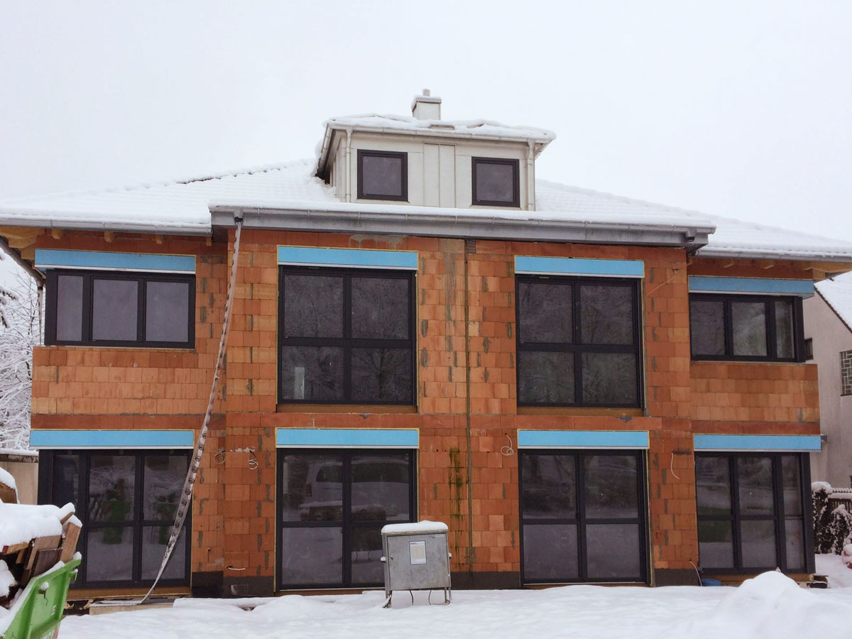 Neubau eines Doppelhauses mit neuen Fenstern im Winter