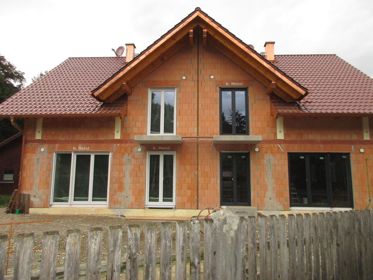 Neubau eines Doppelhauses in Gilching mit Fenstern und Türen