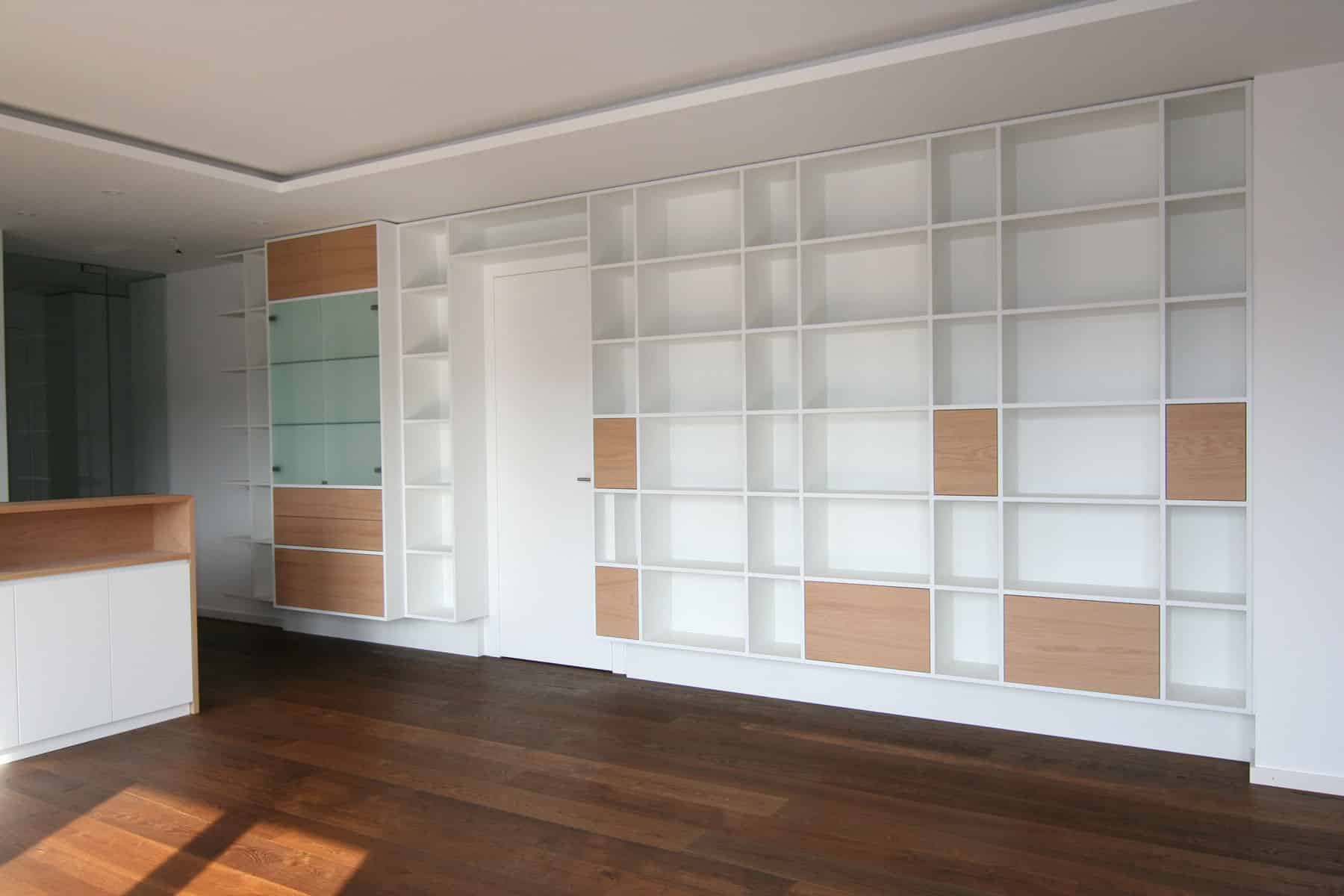 Bücherregal-Wand nach Maß in Weiß und Holz