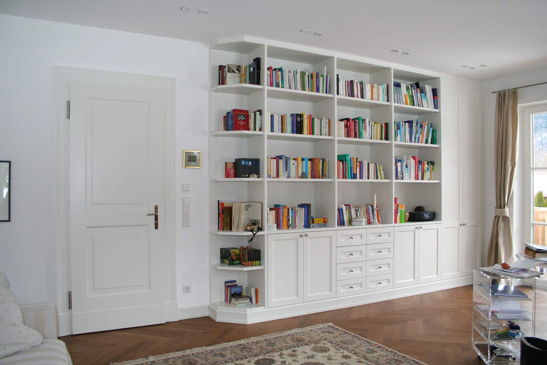 Weißes Bücherregal nach Maß mit Unterschränken