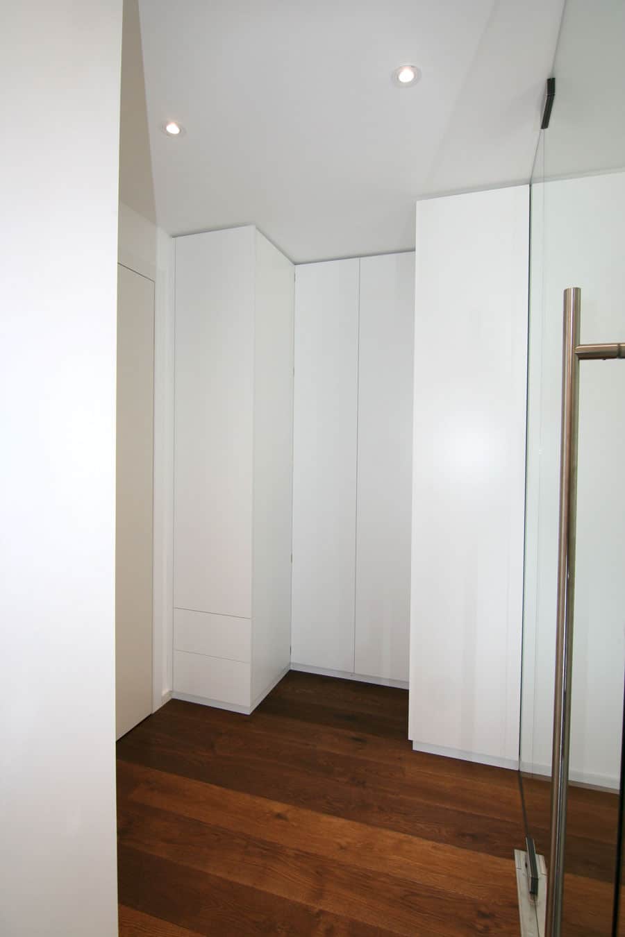 Schmaler weißer Einbauschrank im Flur