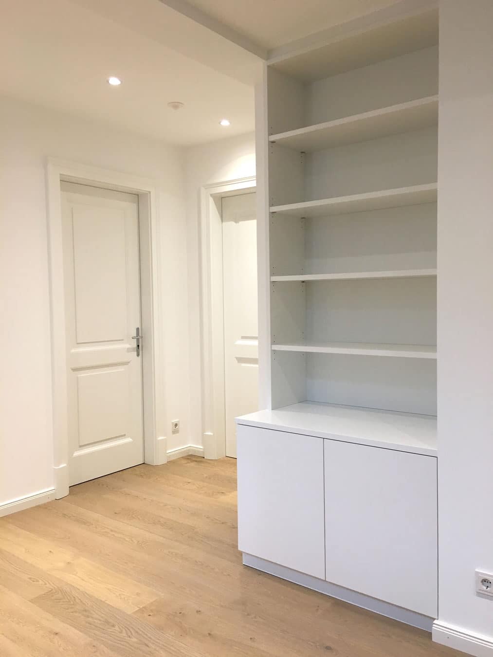 Weißes Eckregal mit Unterschrank nach Maß