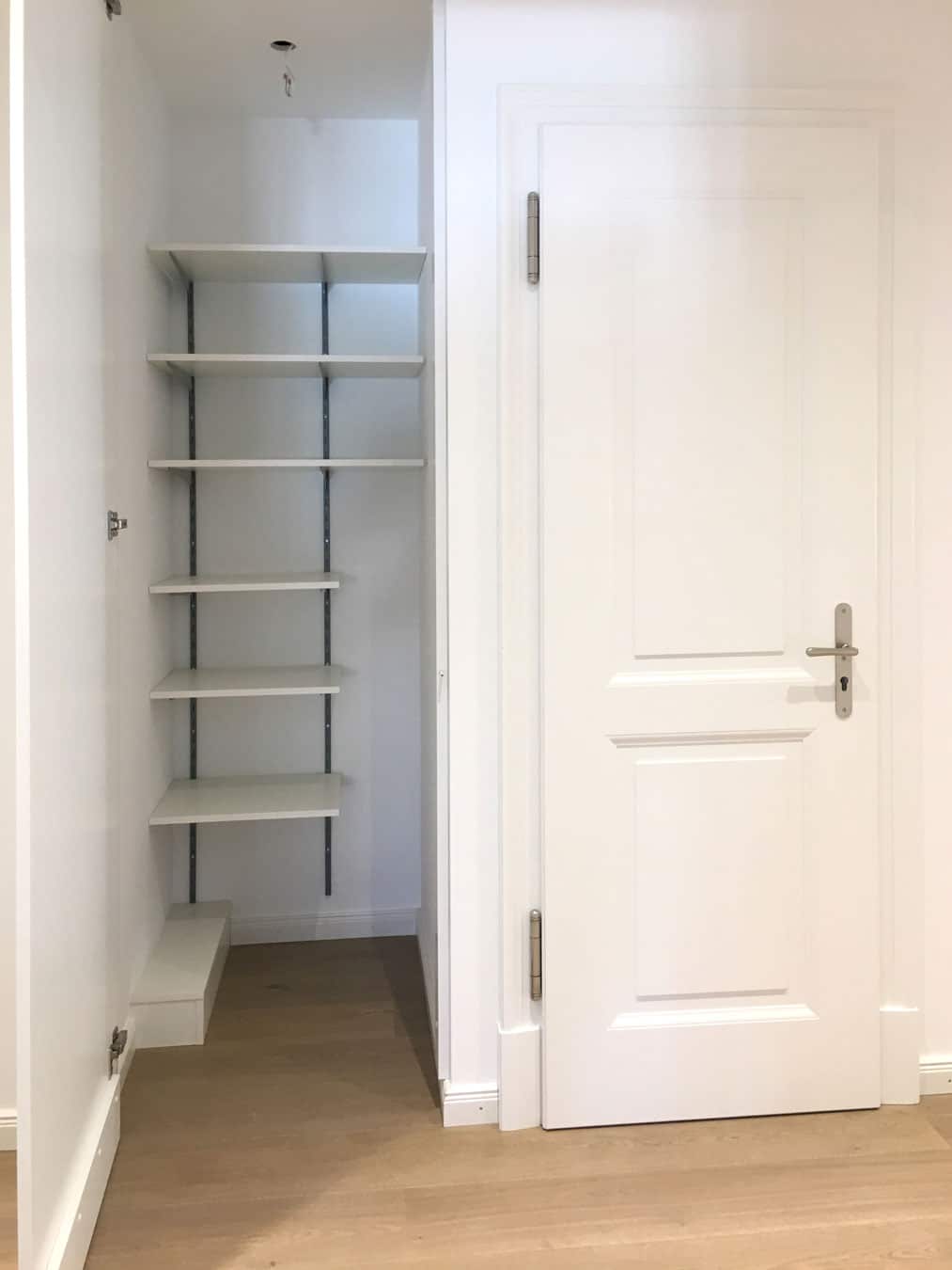 Garderobe mit Regal in einer Nische