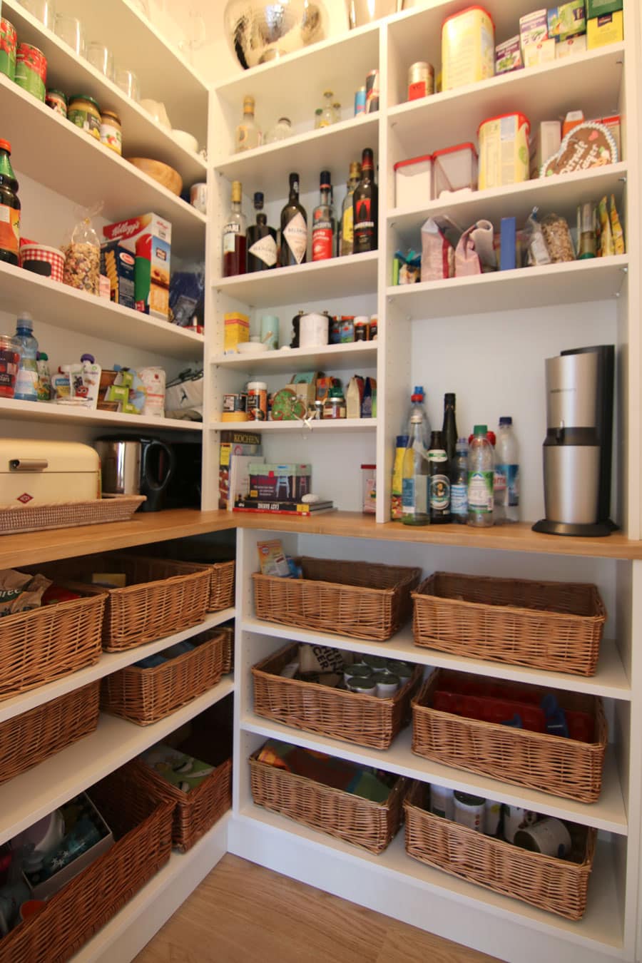 Speisekammer mit Regalen und Körben nach Maß