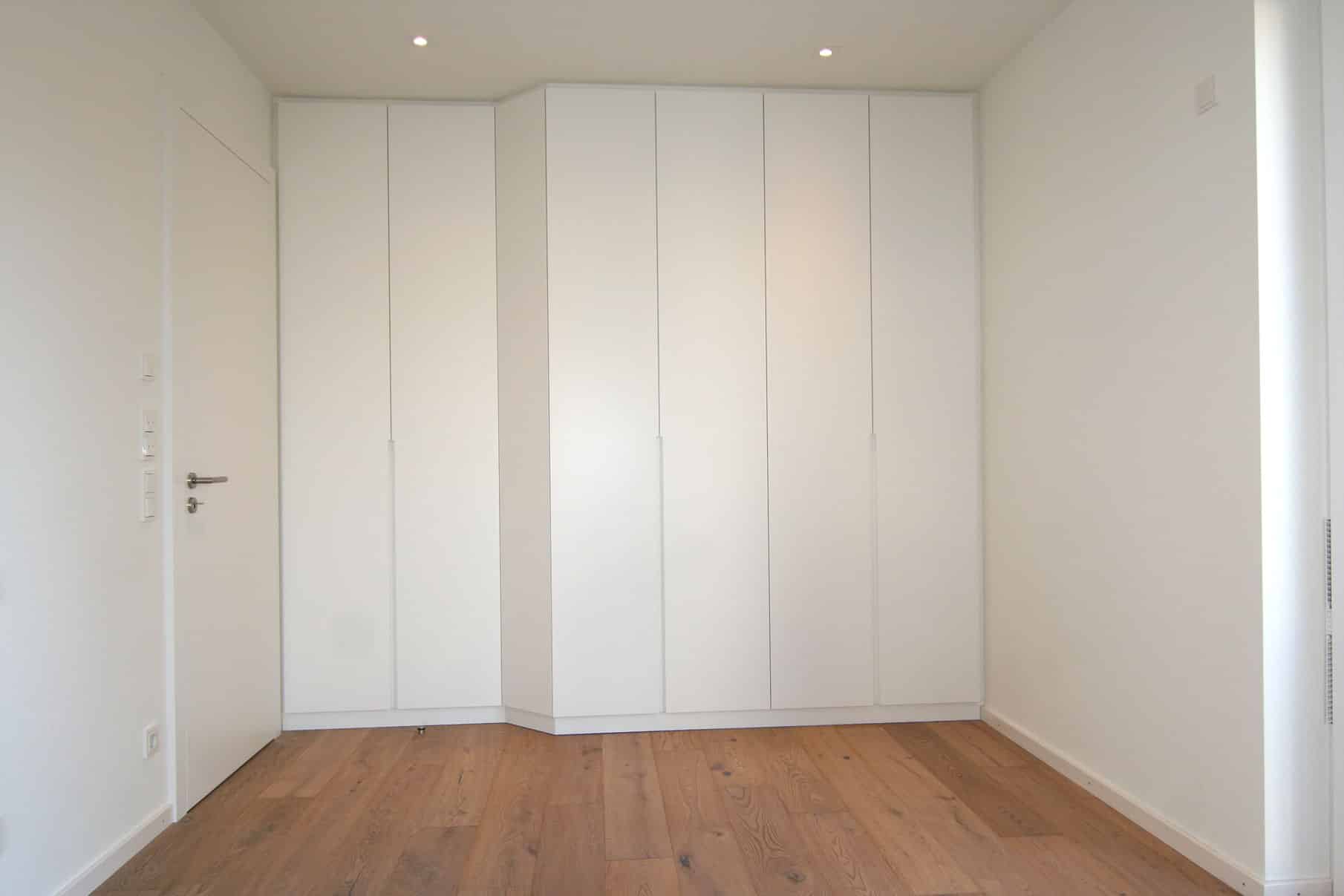 Weißer Einbauschrank im Schlafzimmer über die ganze Wand