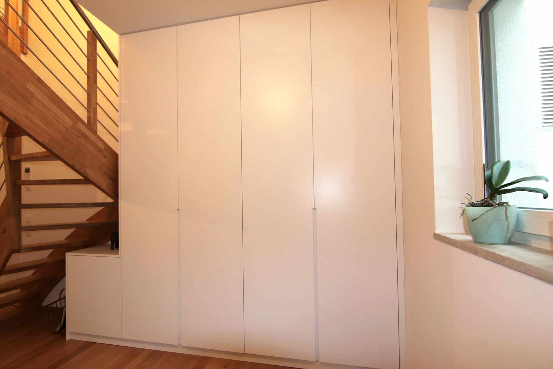 Einbauschrank nach Maß unter der Treppe