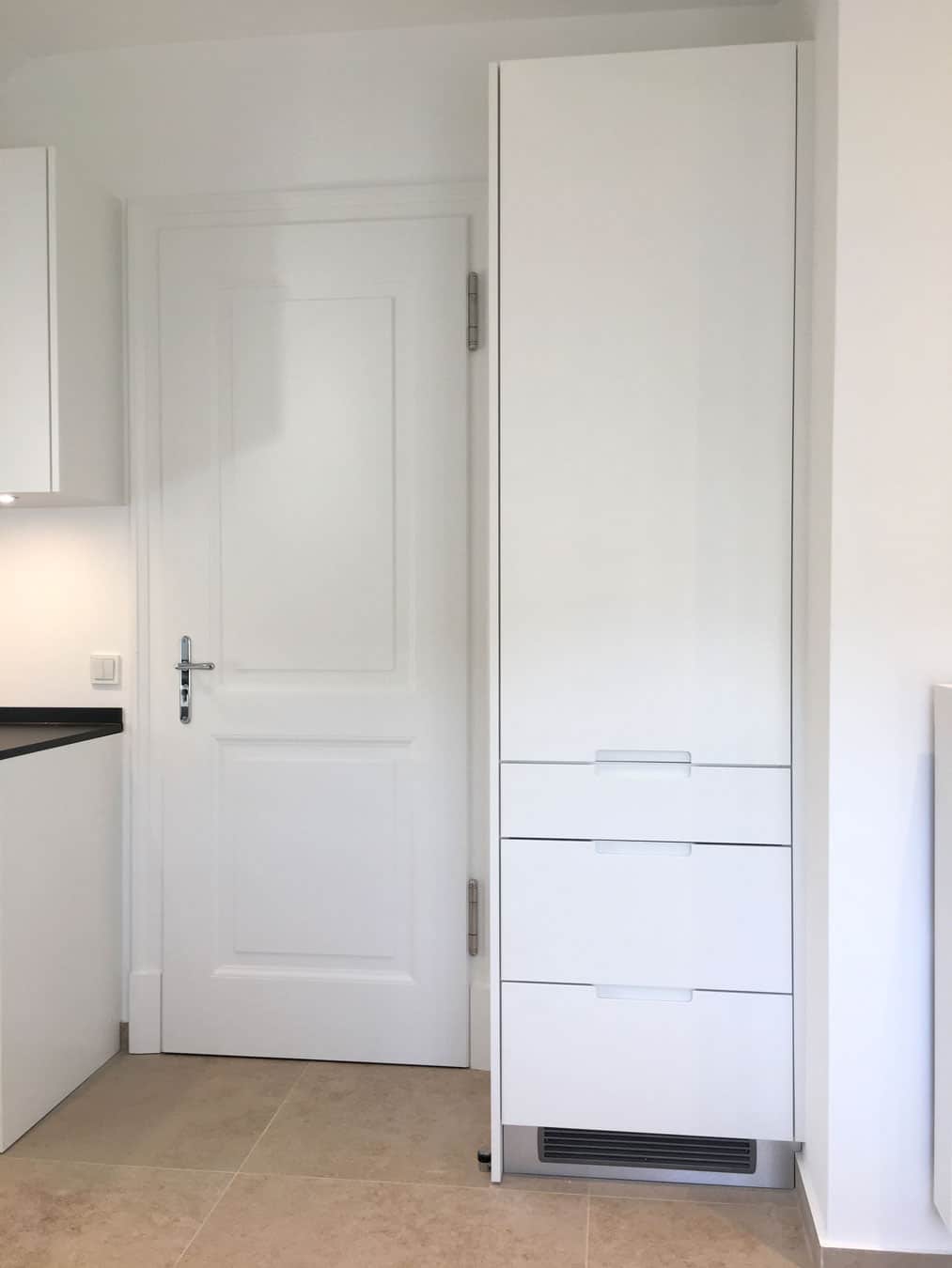 Schmaler weißer Hochschrank in einer Ecke