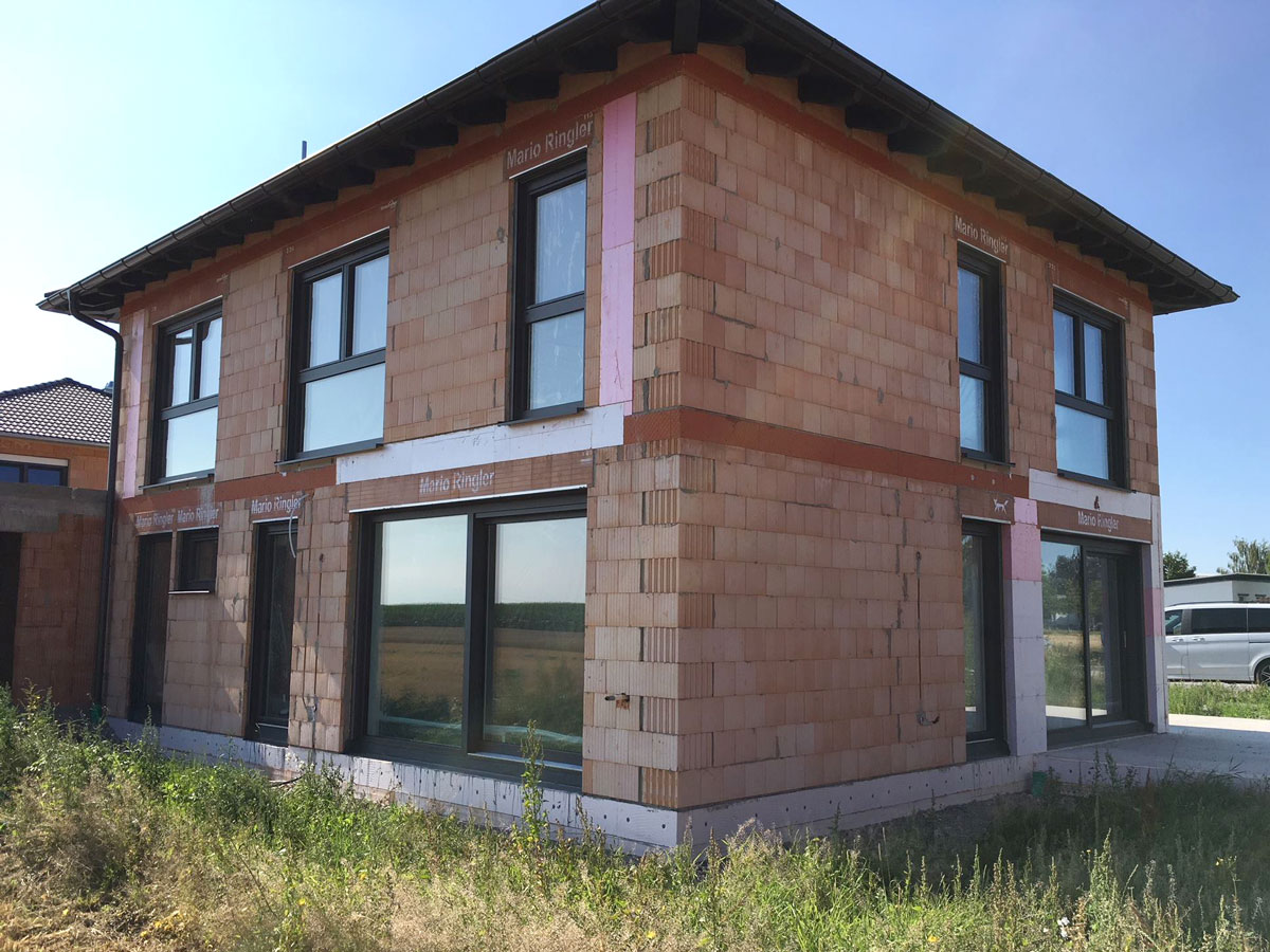 Einfamilienhaus am Ammersee im Rohbau mit neuen Fenstern