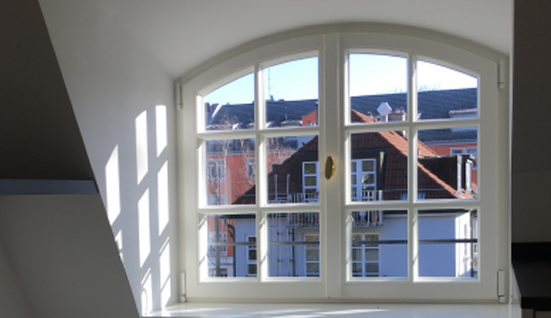 Restauriertes Denkmalschutzfenster mit Rundbogen