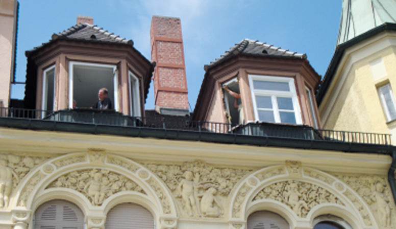 Historische Fassade mit Denkmalschutzfenstern in Dachgauben