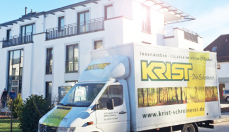 Montagefahrzeug der Schreinerei Krist vor einem Neubau