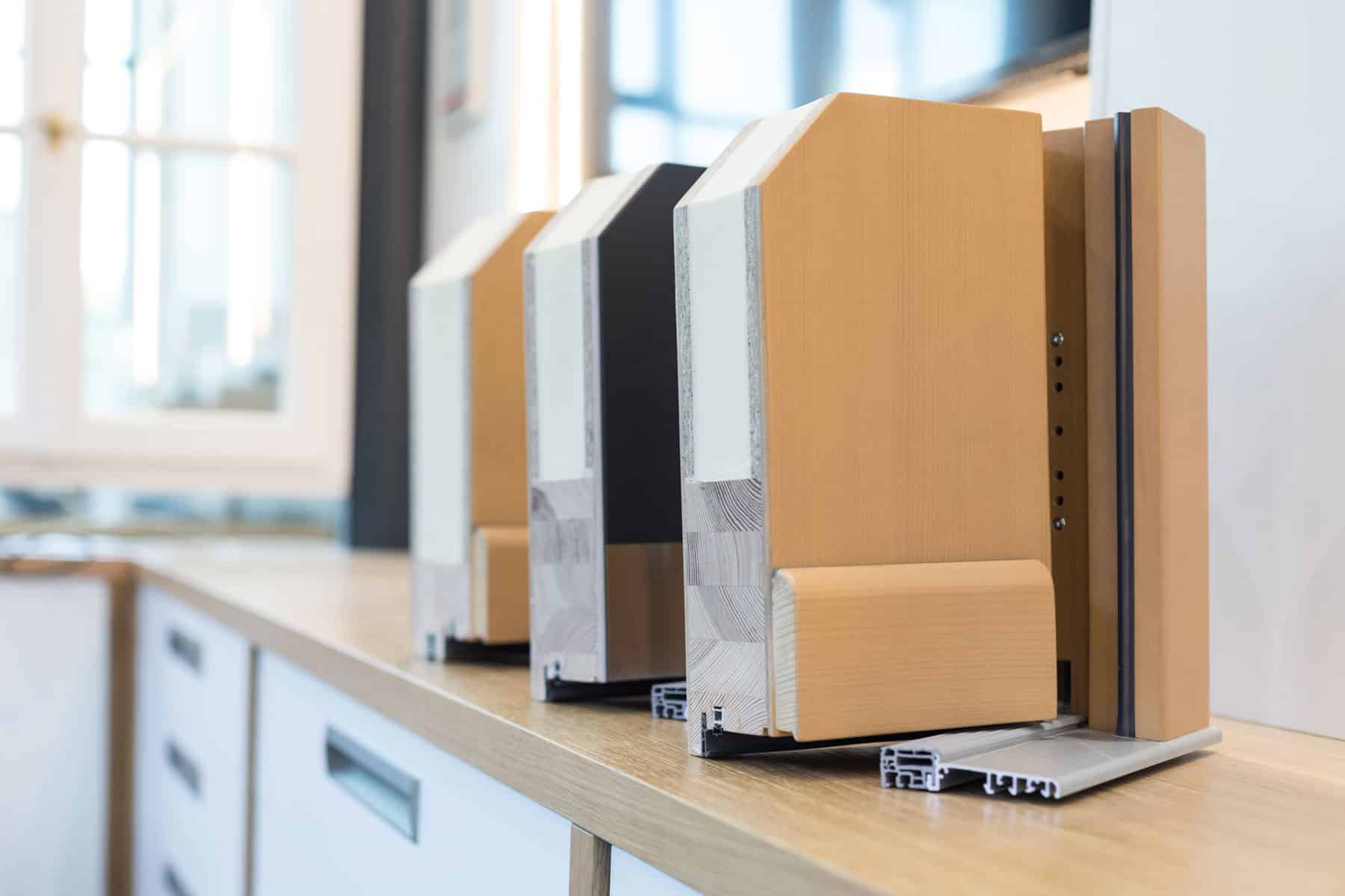 Fensterprofile aus Holz als Muster im Showroom