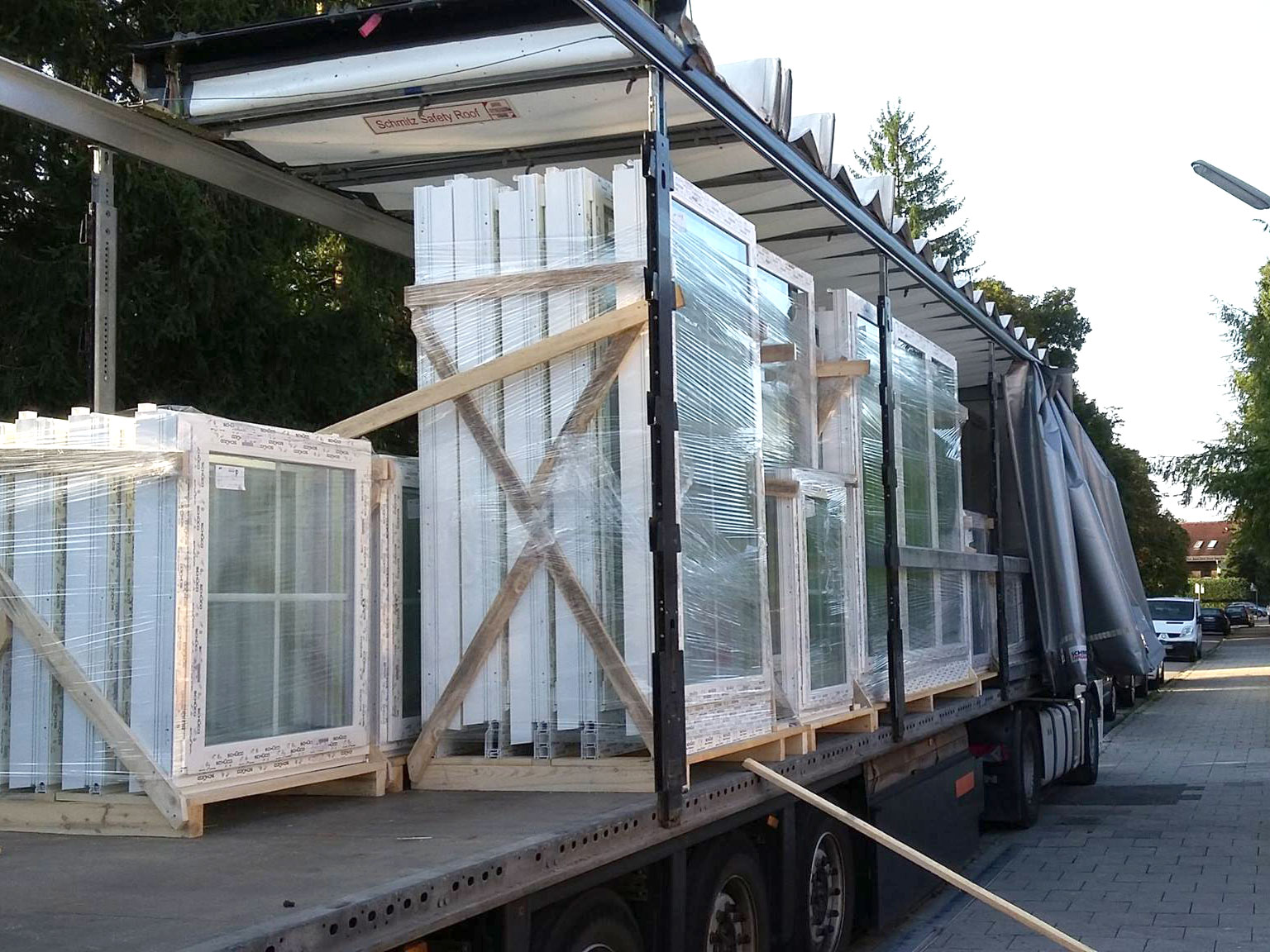 Anlieferung neuer Fenster für ein Bauprojekt in Herrsching