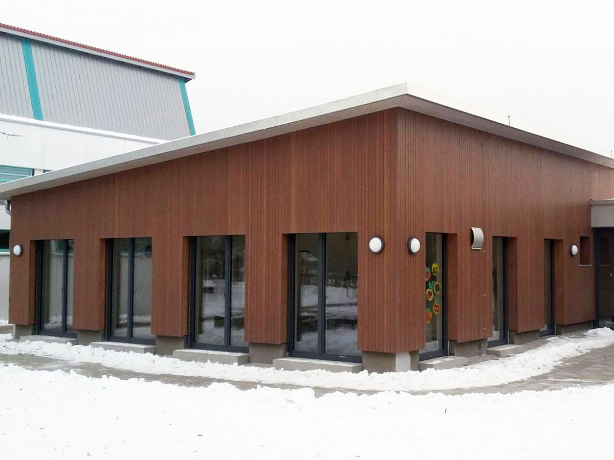 Gewerblicher Neubau mit Holzfassade und Fenstern