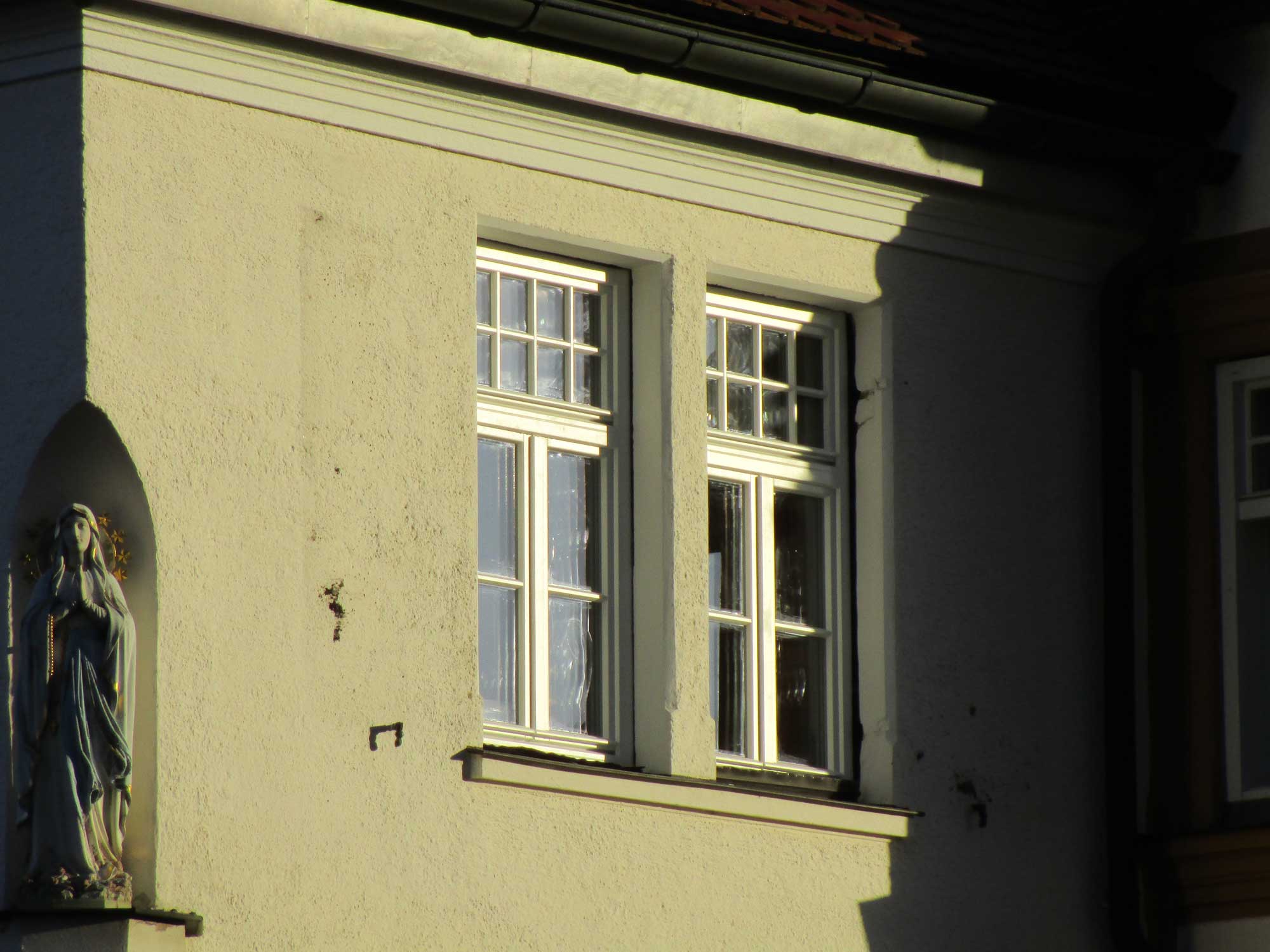 Historische Fassade mit restaurierten Sprossenfenstern