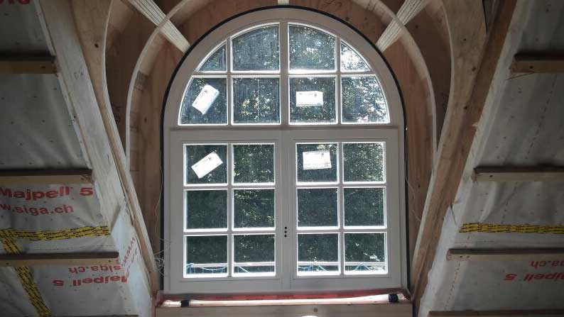 Neues Rundbogenfenster im Denkmalschutz während der Montage