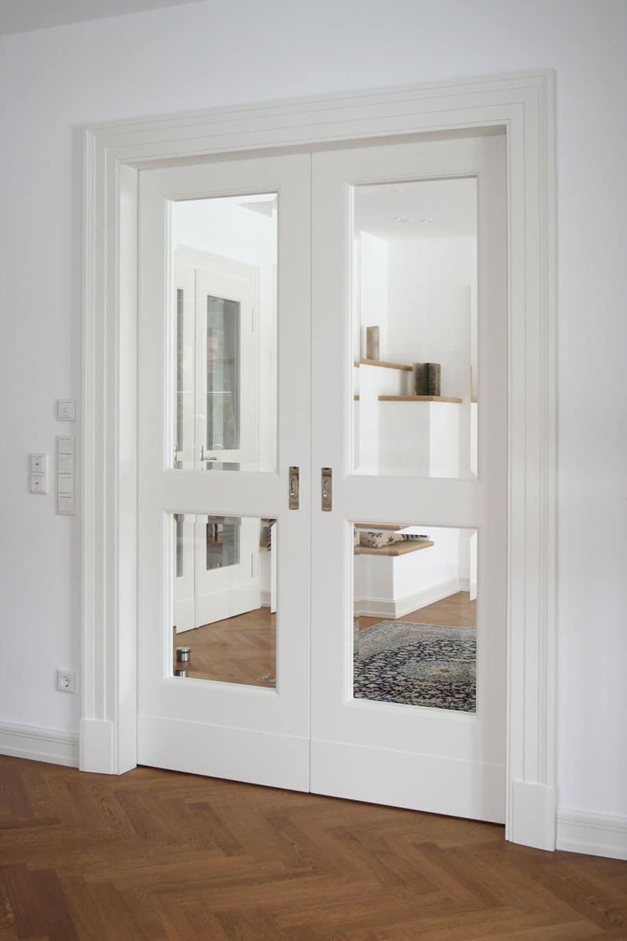 Weiße Innentür aus Holz mit Glasfeldern