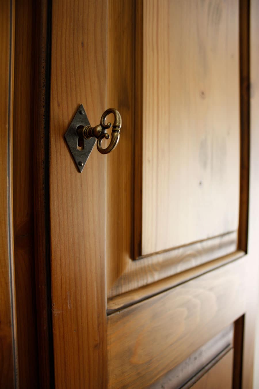 Innentür aus Holz mit Kassetten und Schlüssel