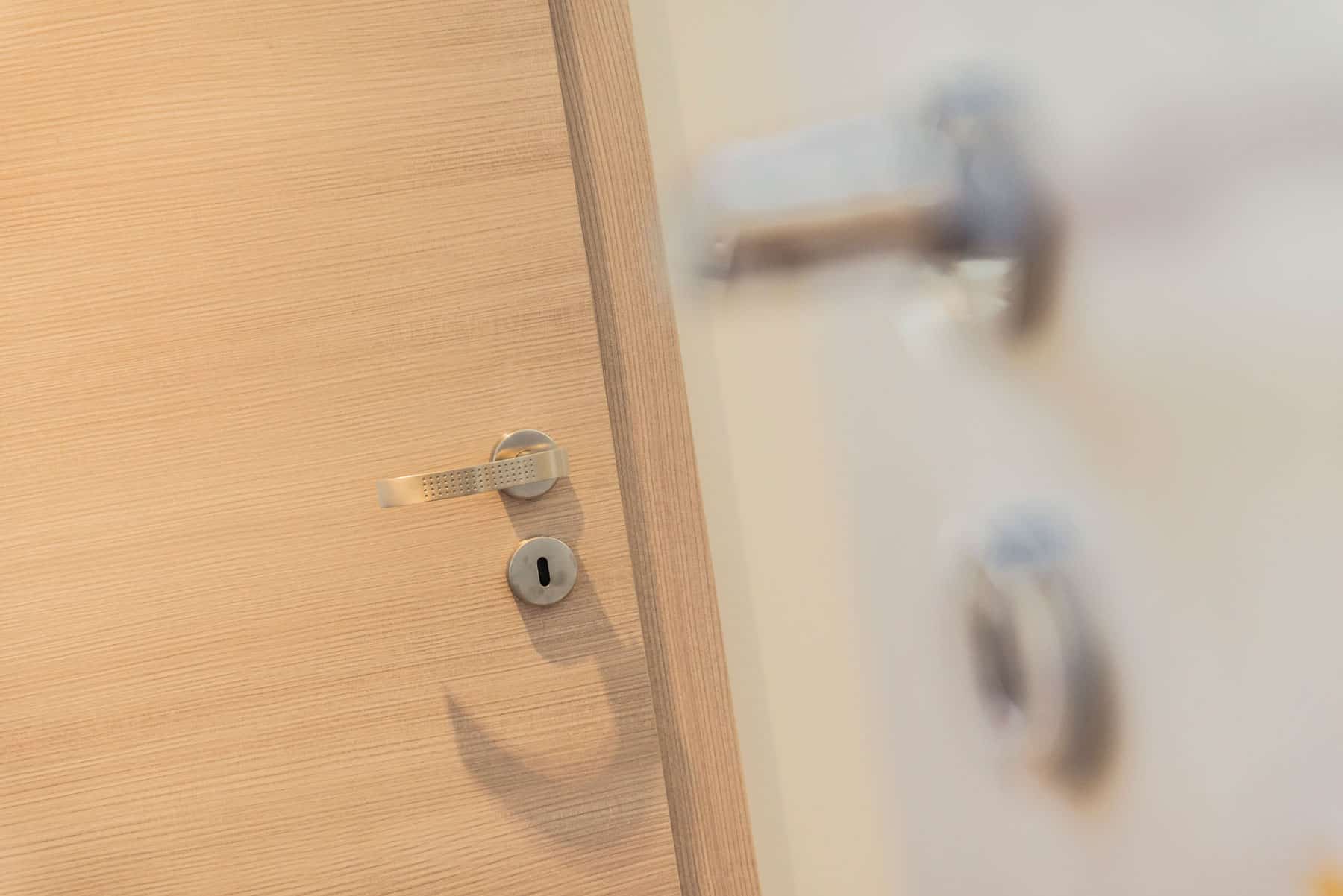Furnierte Innentür aus Holz mit Türdrücker