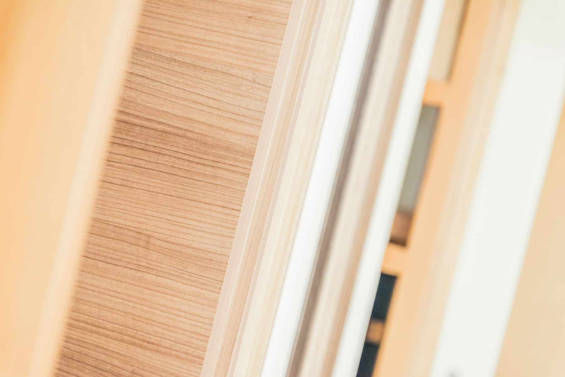 Kante einer Innentür aus Holz im Detail