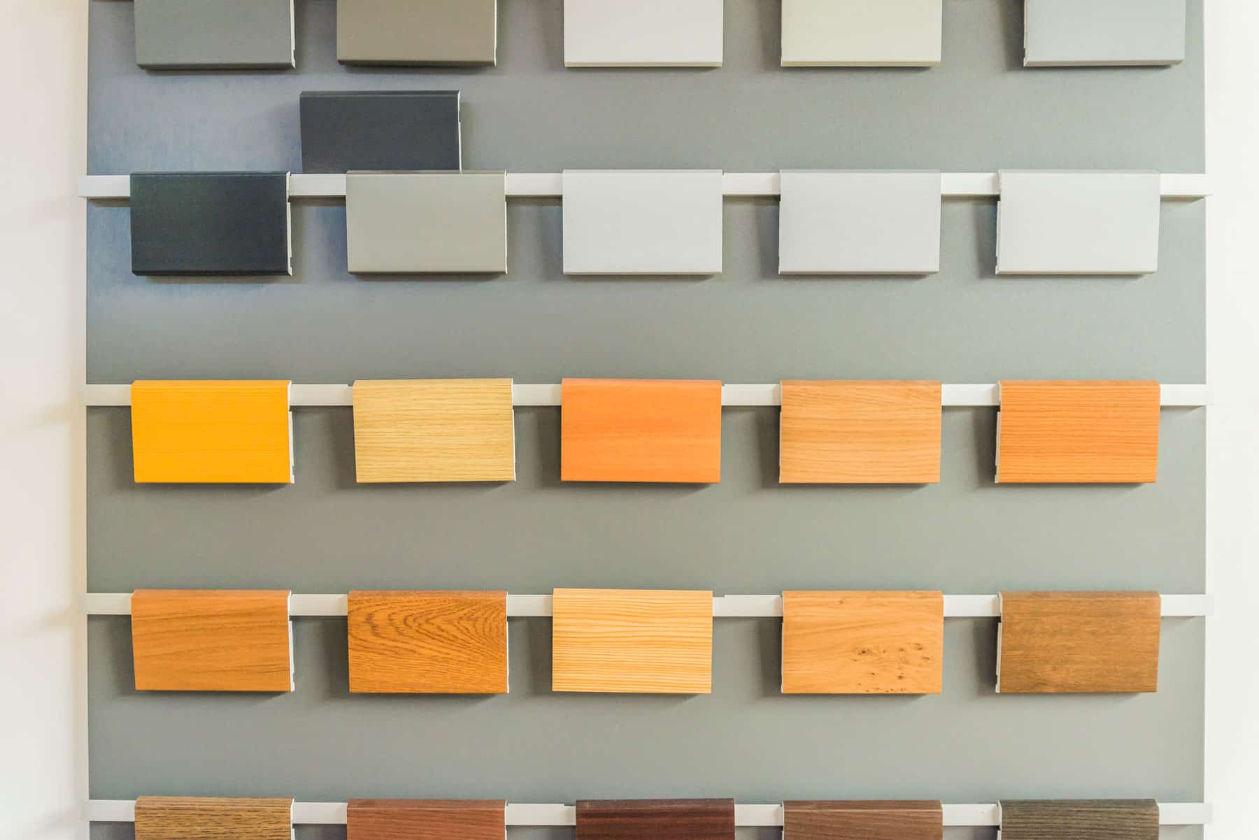 Musterwand mit Oberflächen und Farben für Innentüren
