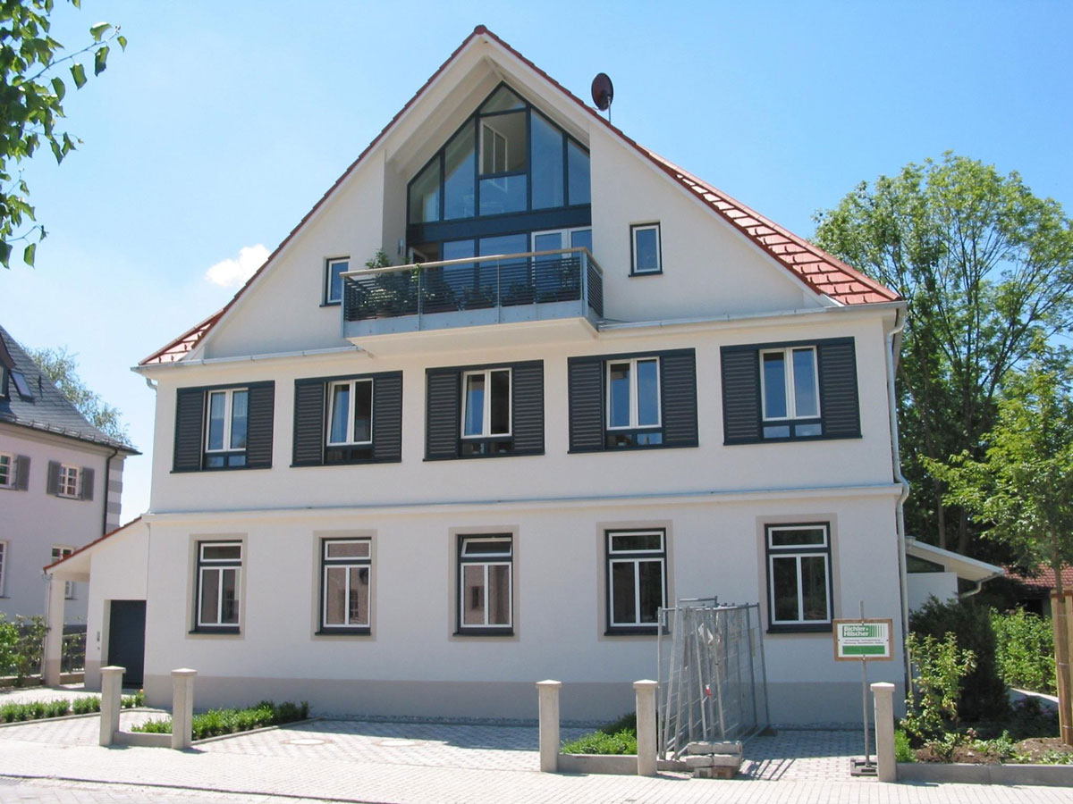 Kernsanierter Altbau in Seefeld mit Fenstern und Fensterläden