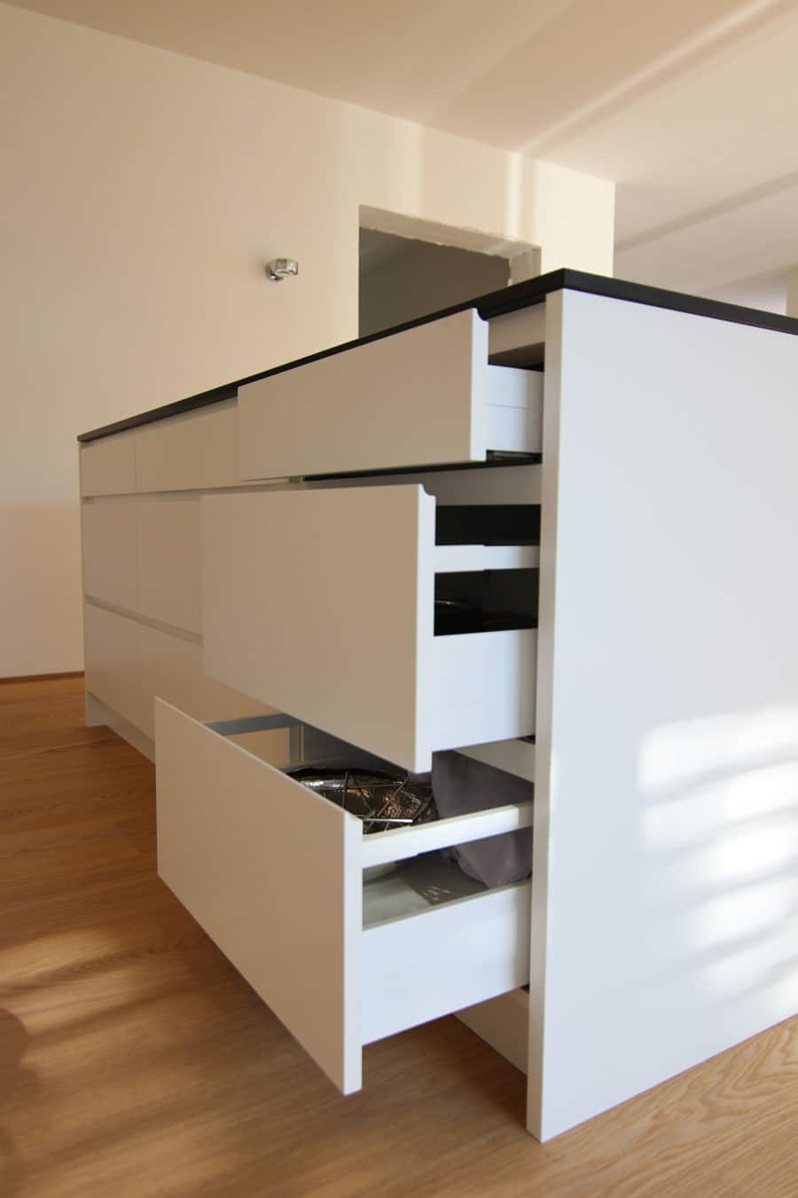 Weiße Küchenschubladen mit Softclose
