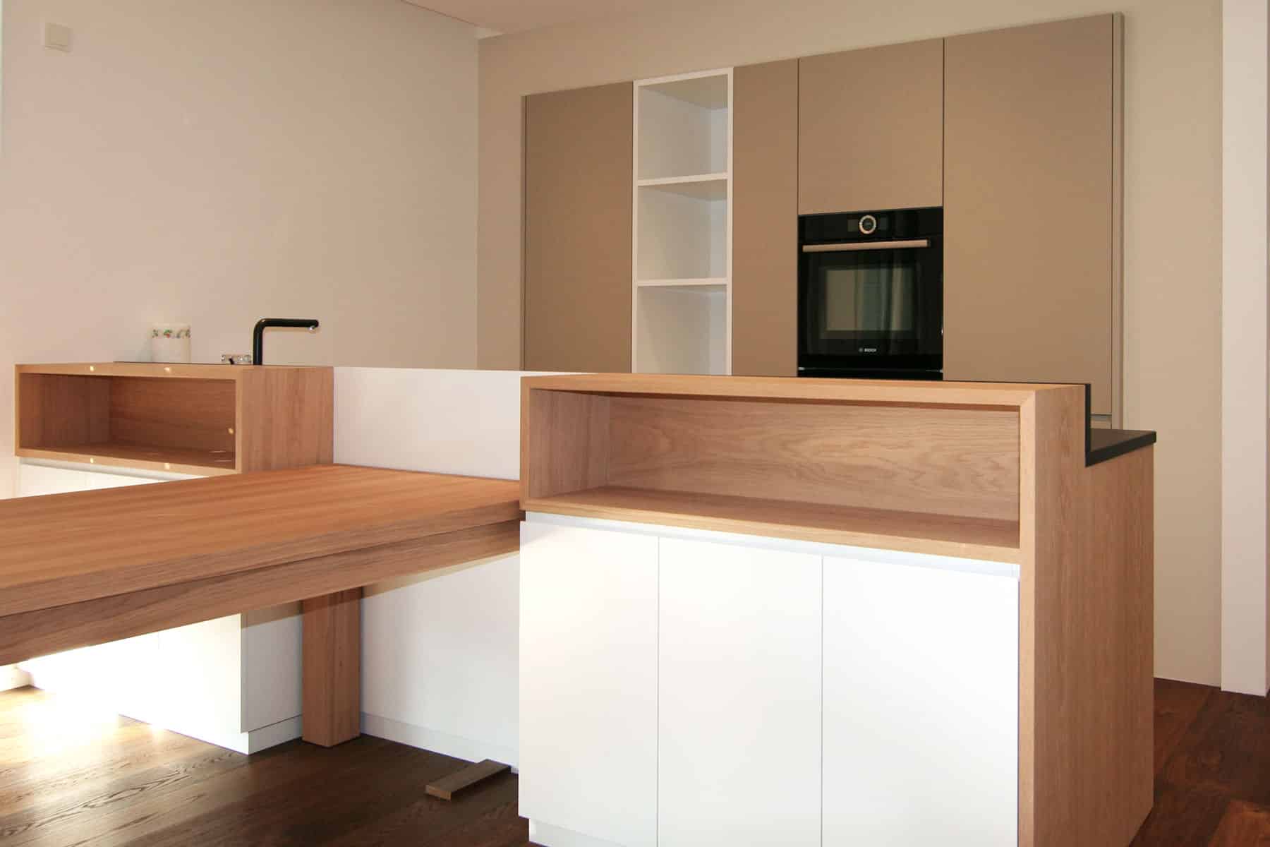 Küche mit ausziehbarem Holztisch und Kochinsel