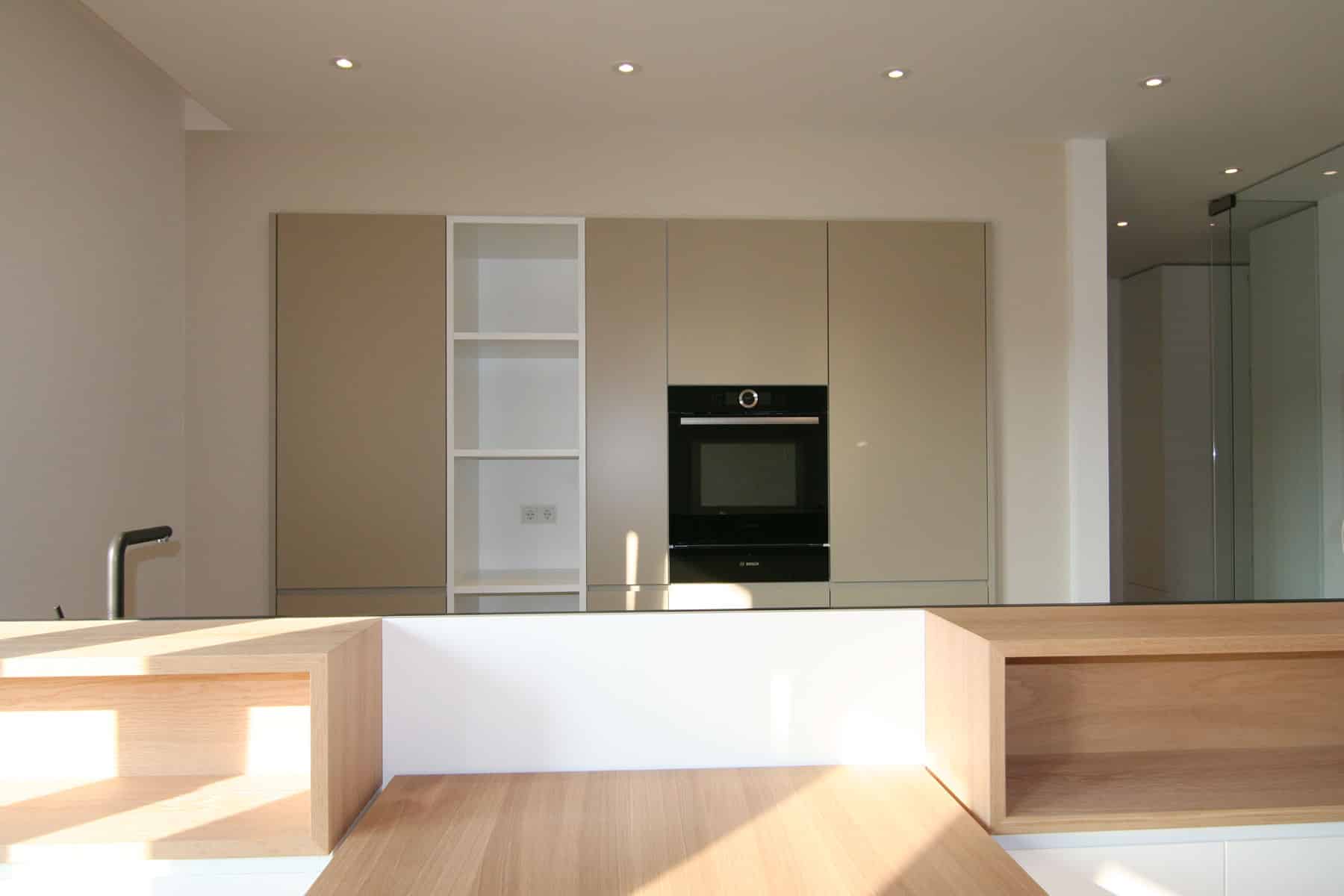 Offene Küche mit furnierter Kochinsel und Hochschränken