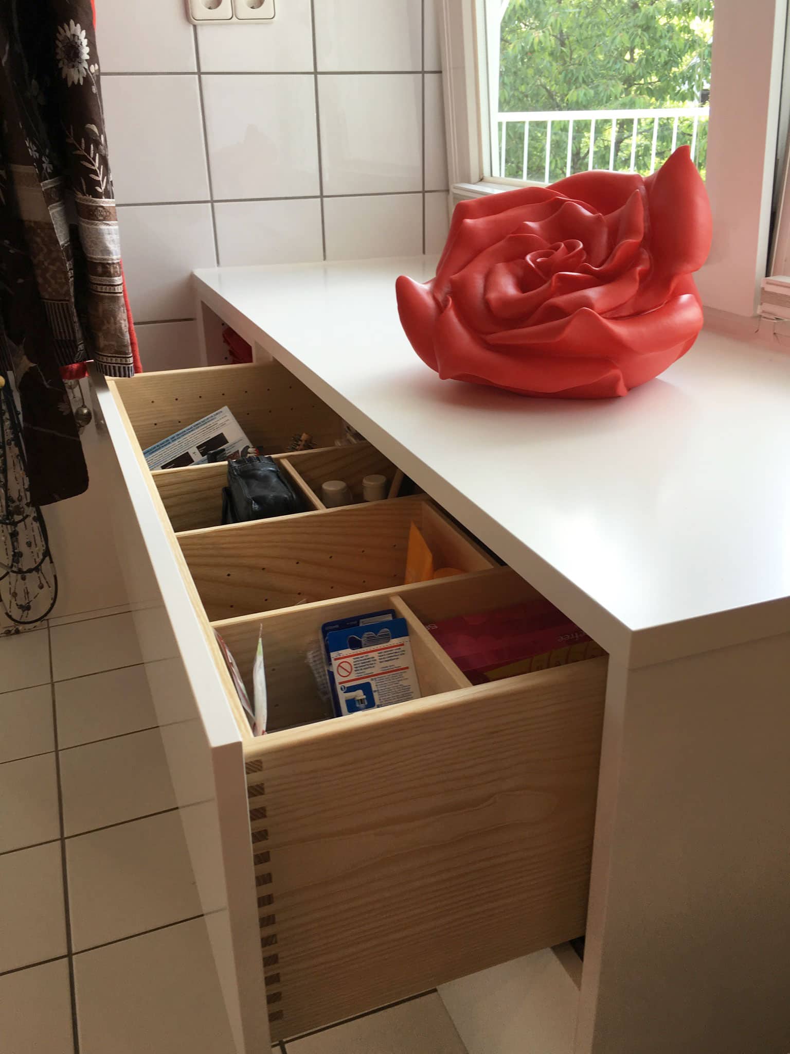Badezimmerschrank mit geöffneter Schublade