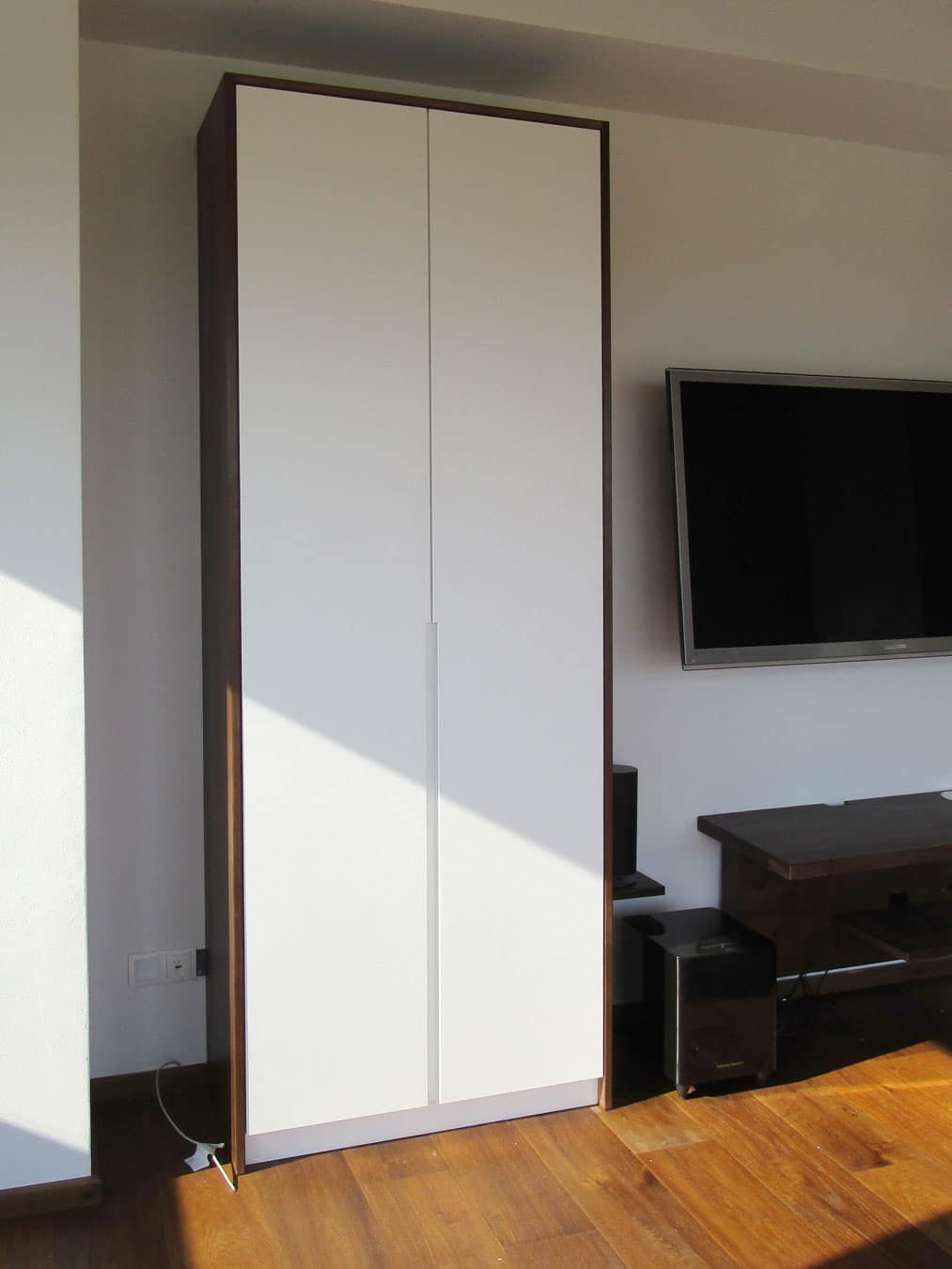 Weißer Hochschrank im Wohnzimmer
