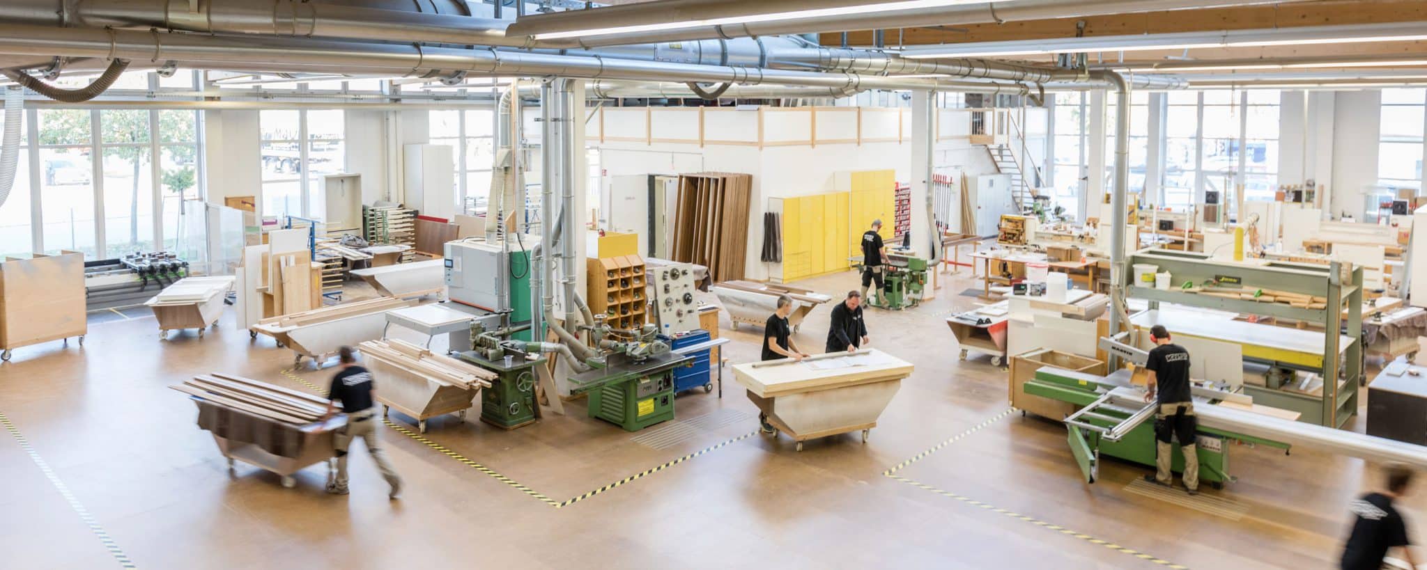 Werkstatt der Schreinerei Krist mit CNC-Maschinen und Werkbänken