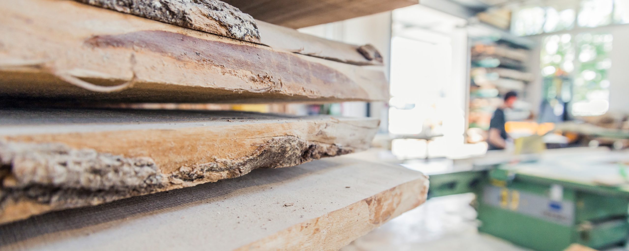 Holzbohlen im Holzlager der Schreinerei Krist