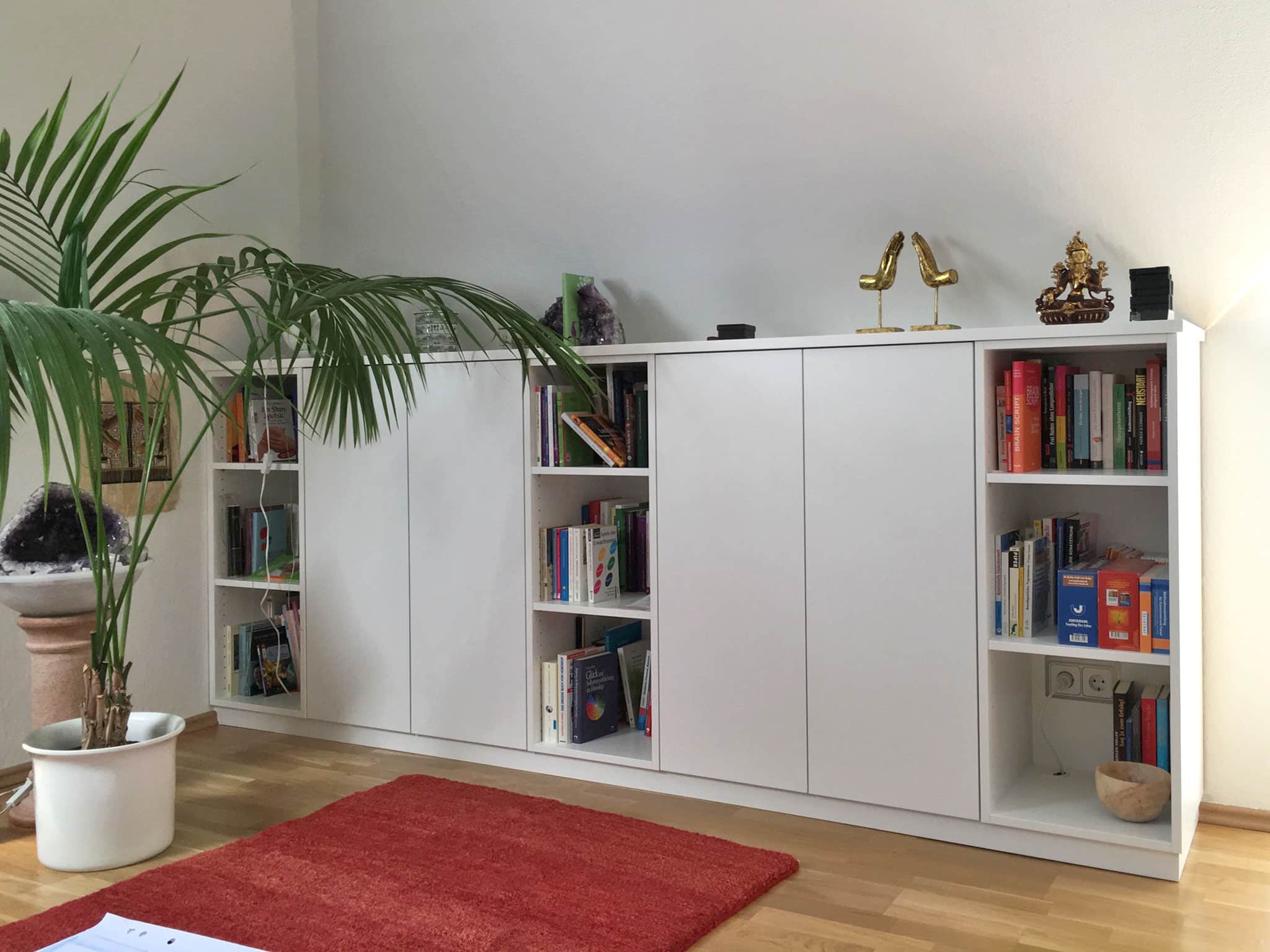 Weißes Sideboard mit Bücherregalen nach Maß