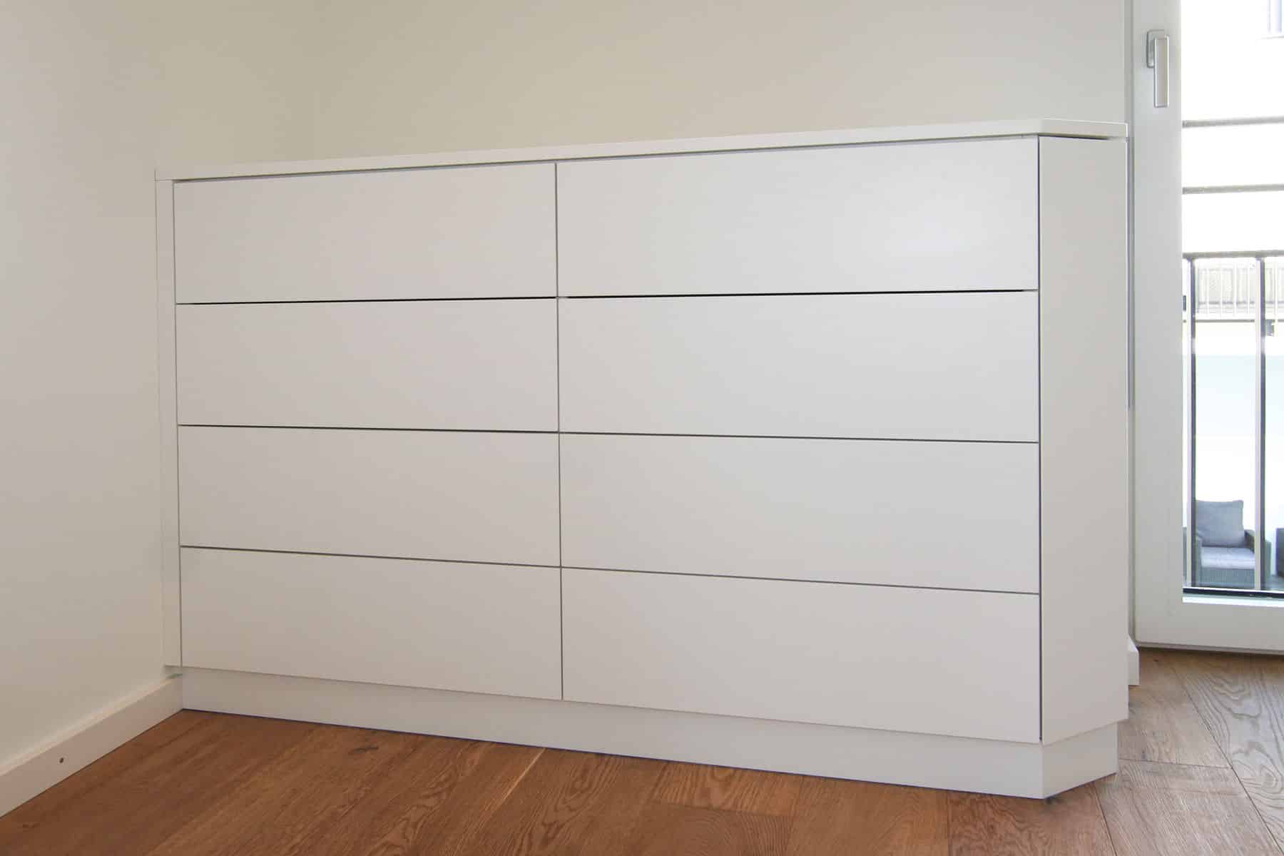 Weißes Sideboard mit großen Schubladen