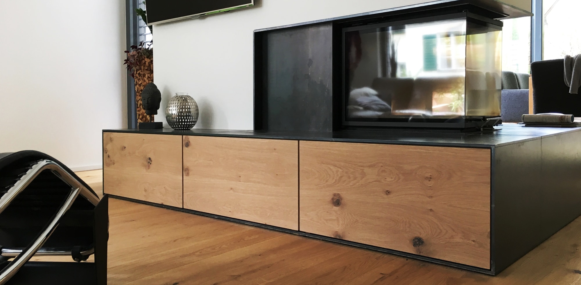 Wohnzimmermöbel mit Kamin und Holzfronten