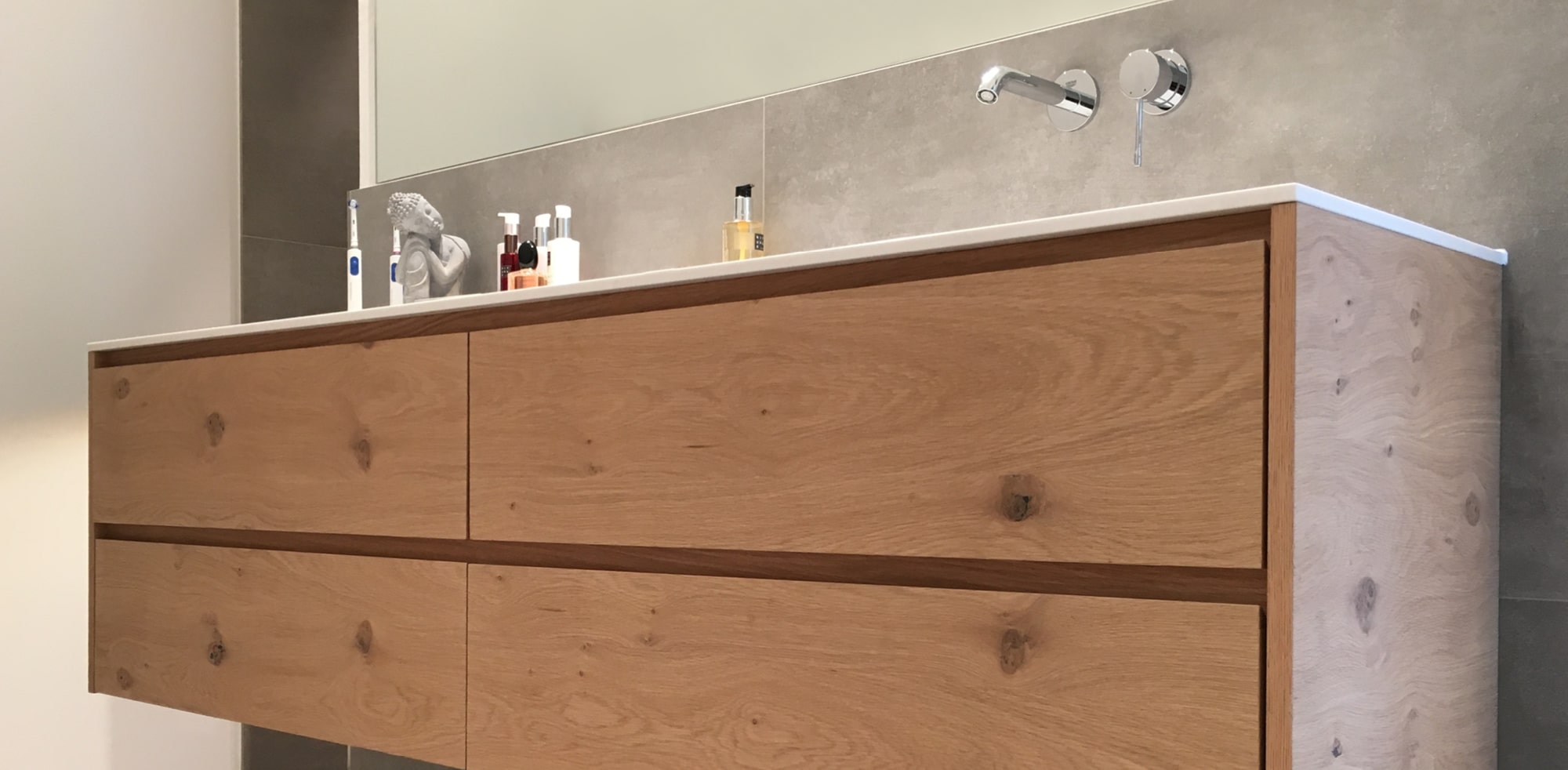Badezimmerschrank aus Holz mit Aufsatzwaschbecken