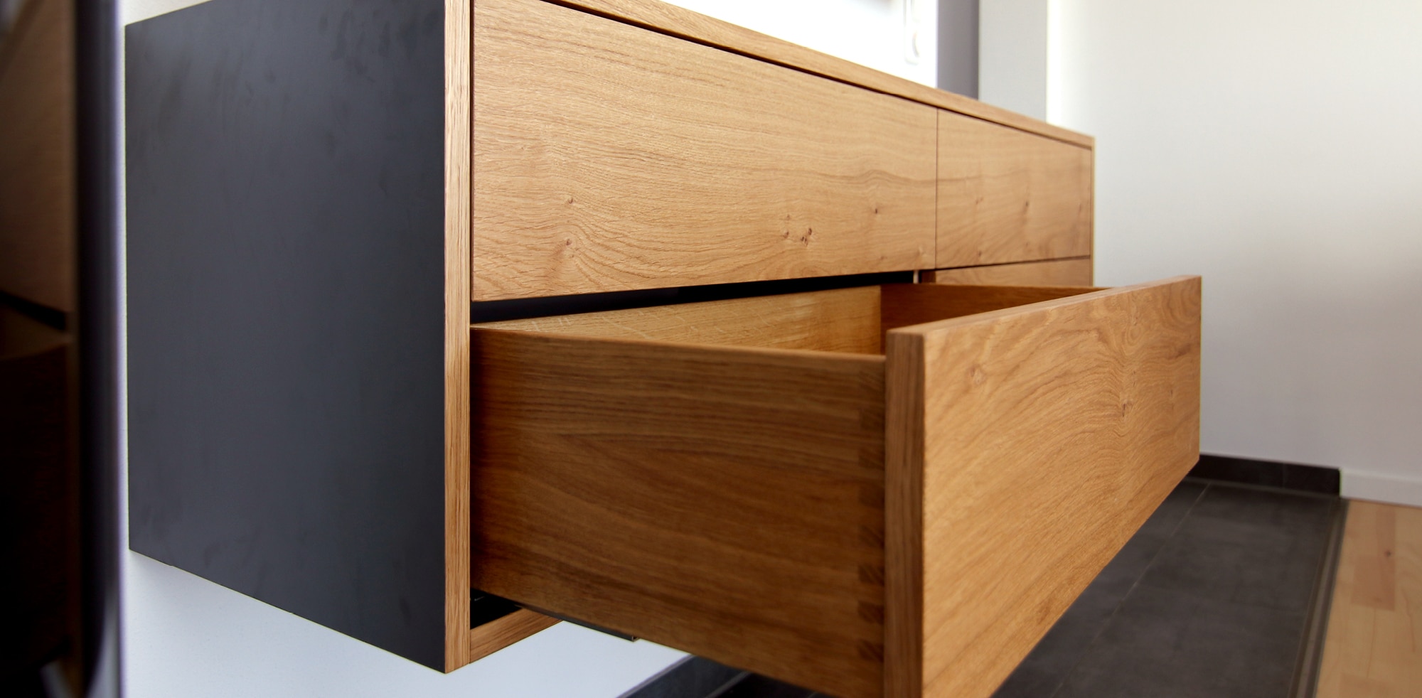 Schubladenschrank aus Holz mit geöffneter Schublade